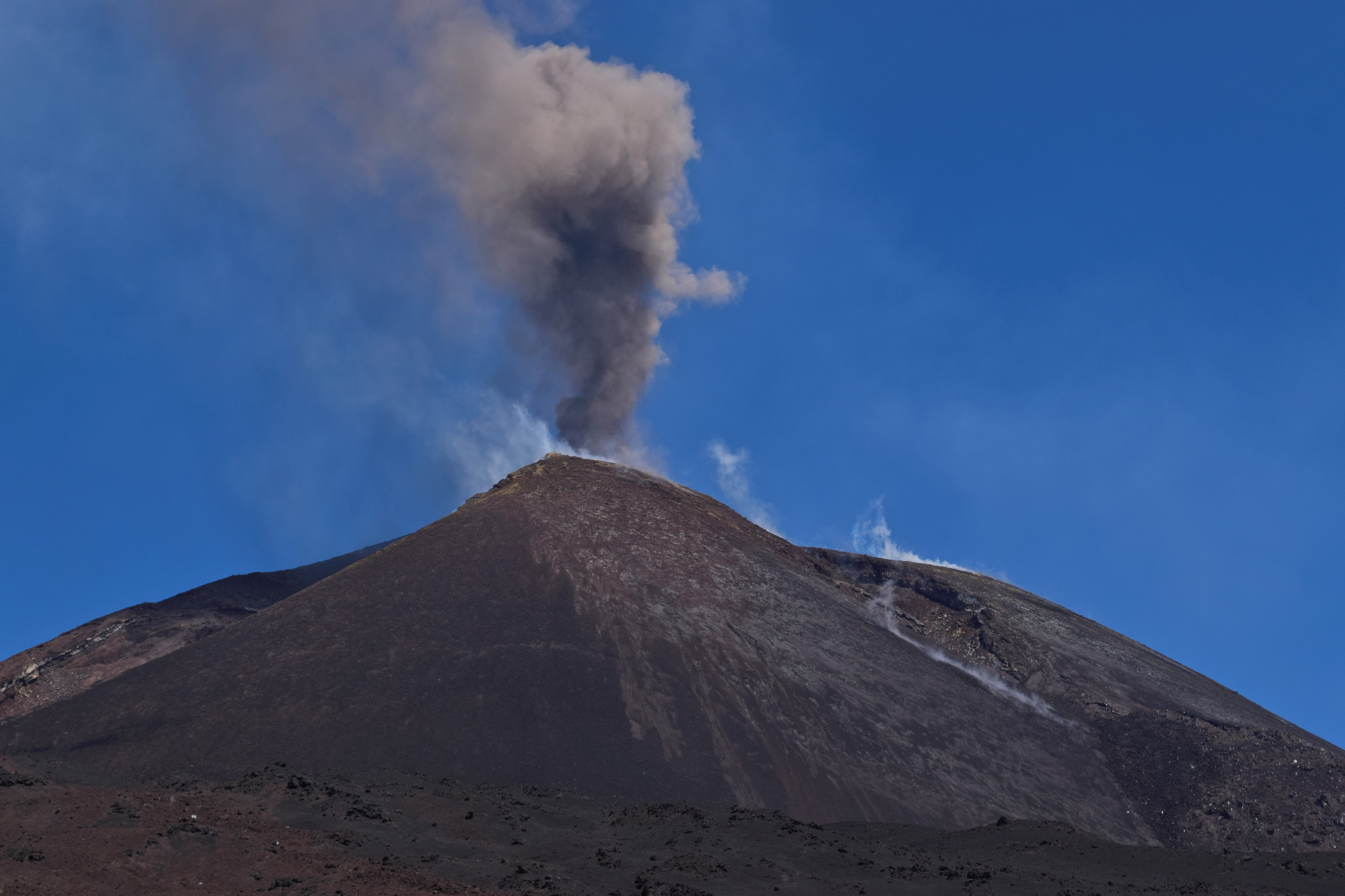 埃特纳火山山顶火山口群全景