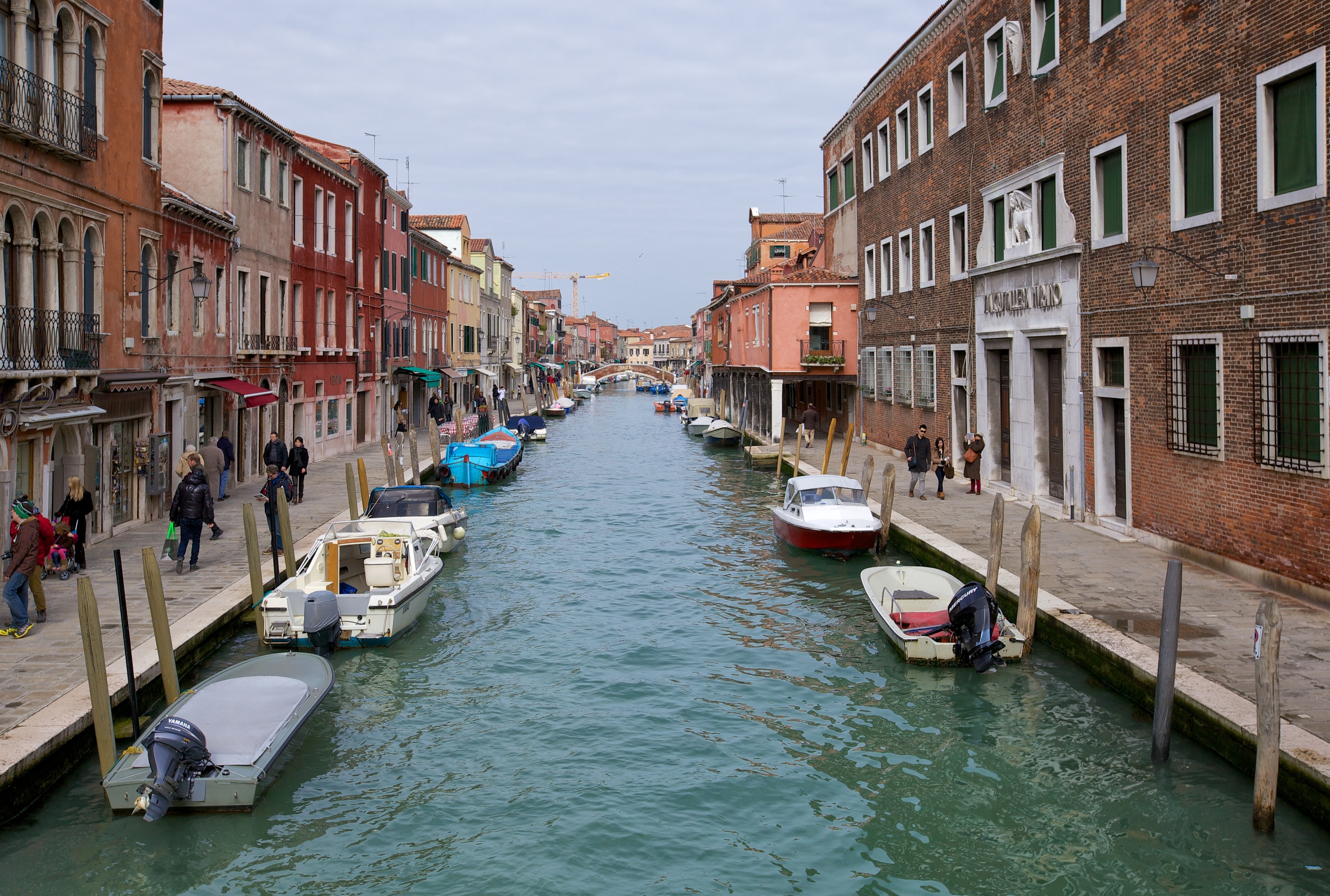 Murano 的玻璃匠运河 Rio dei Vetrai，两岸排列工坊和烟囱