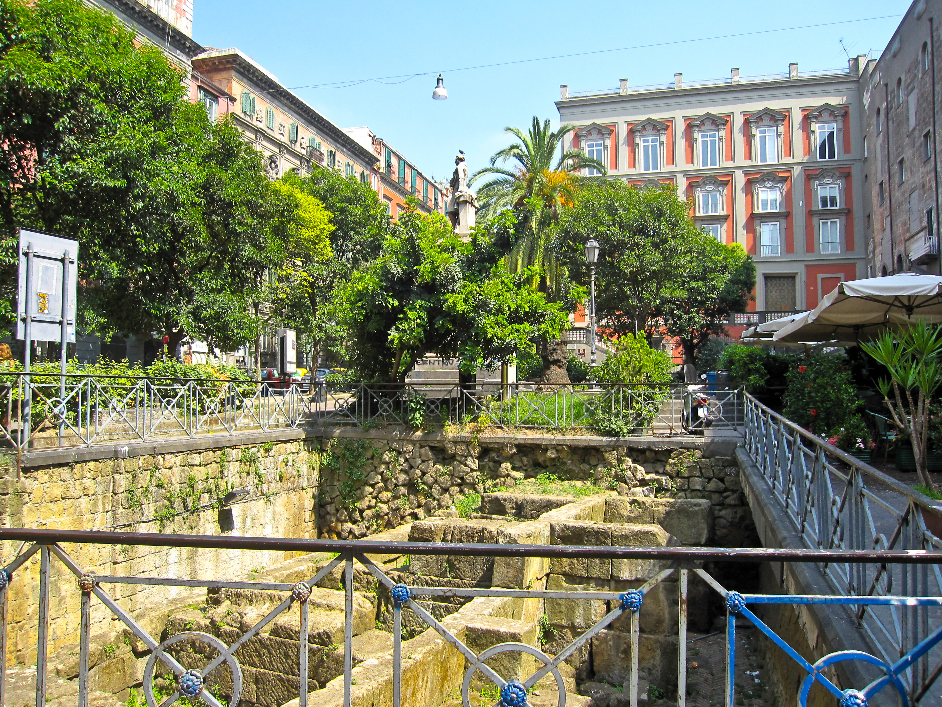 Piazza Bellini暴露的希腊城墙