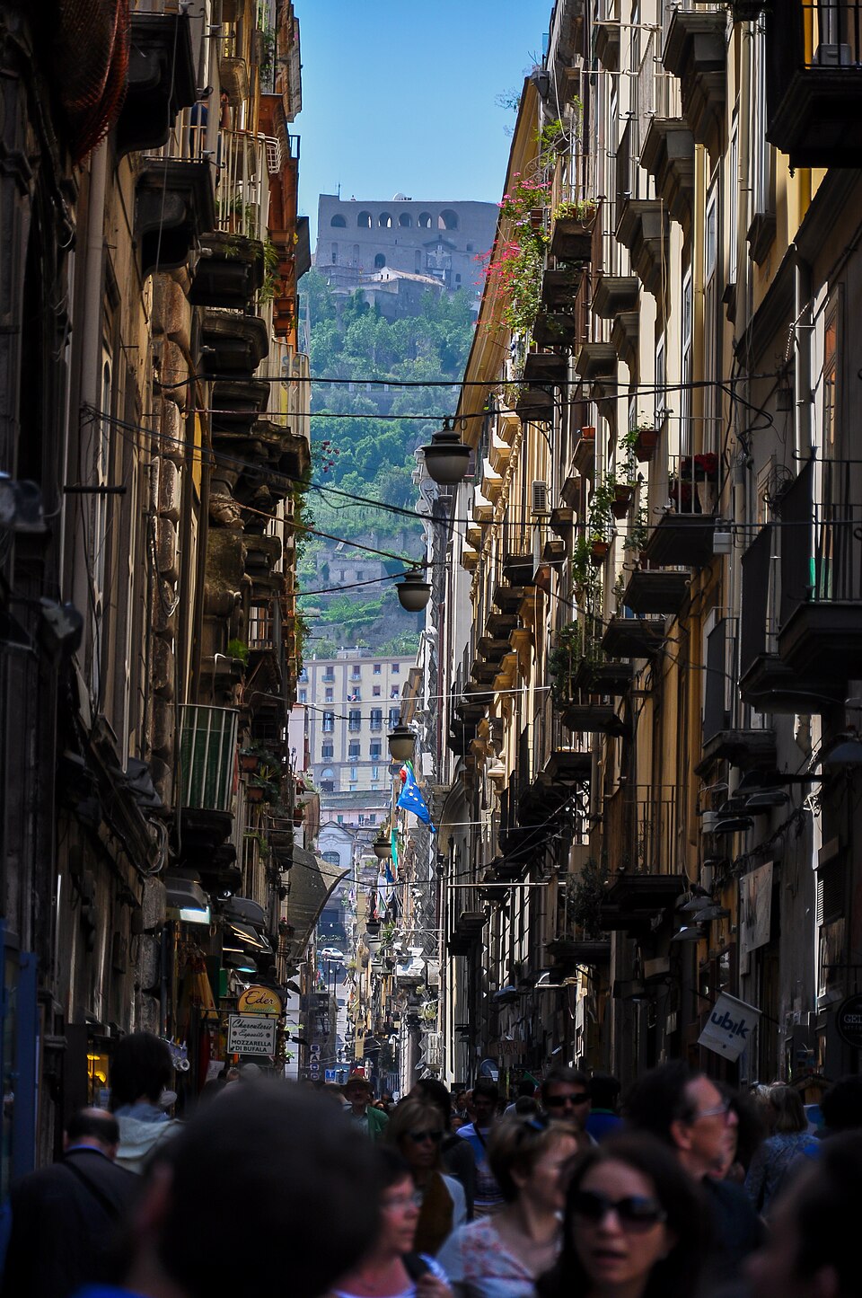 Via dei Tribunali街景