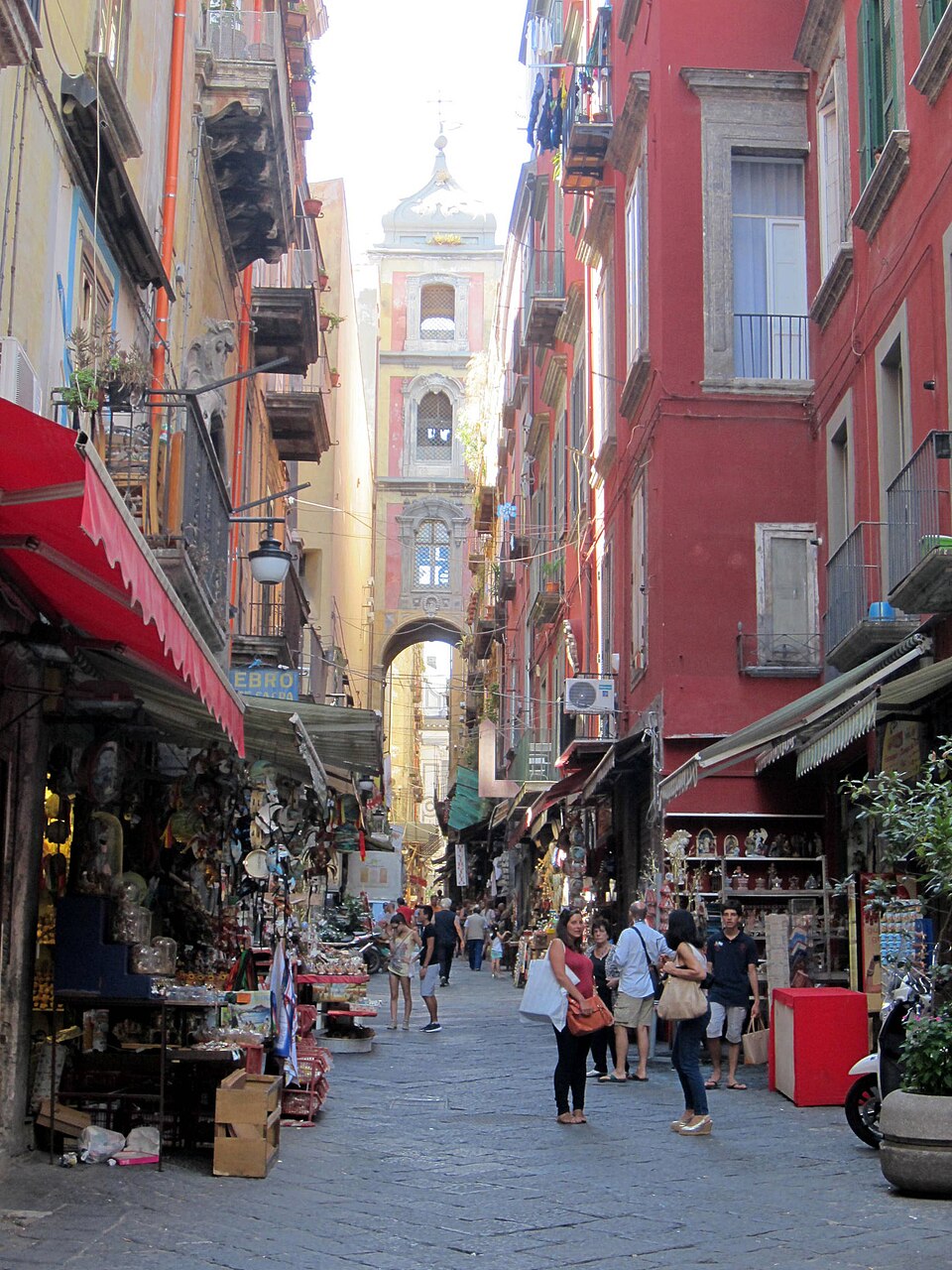 Via San Gregorio Armeno约3米宽的铺石窄巷