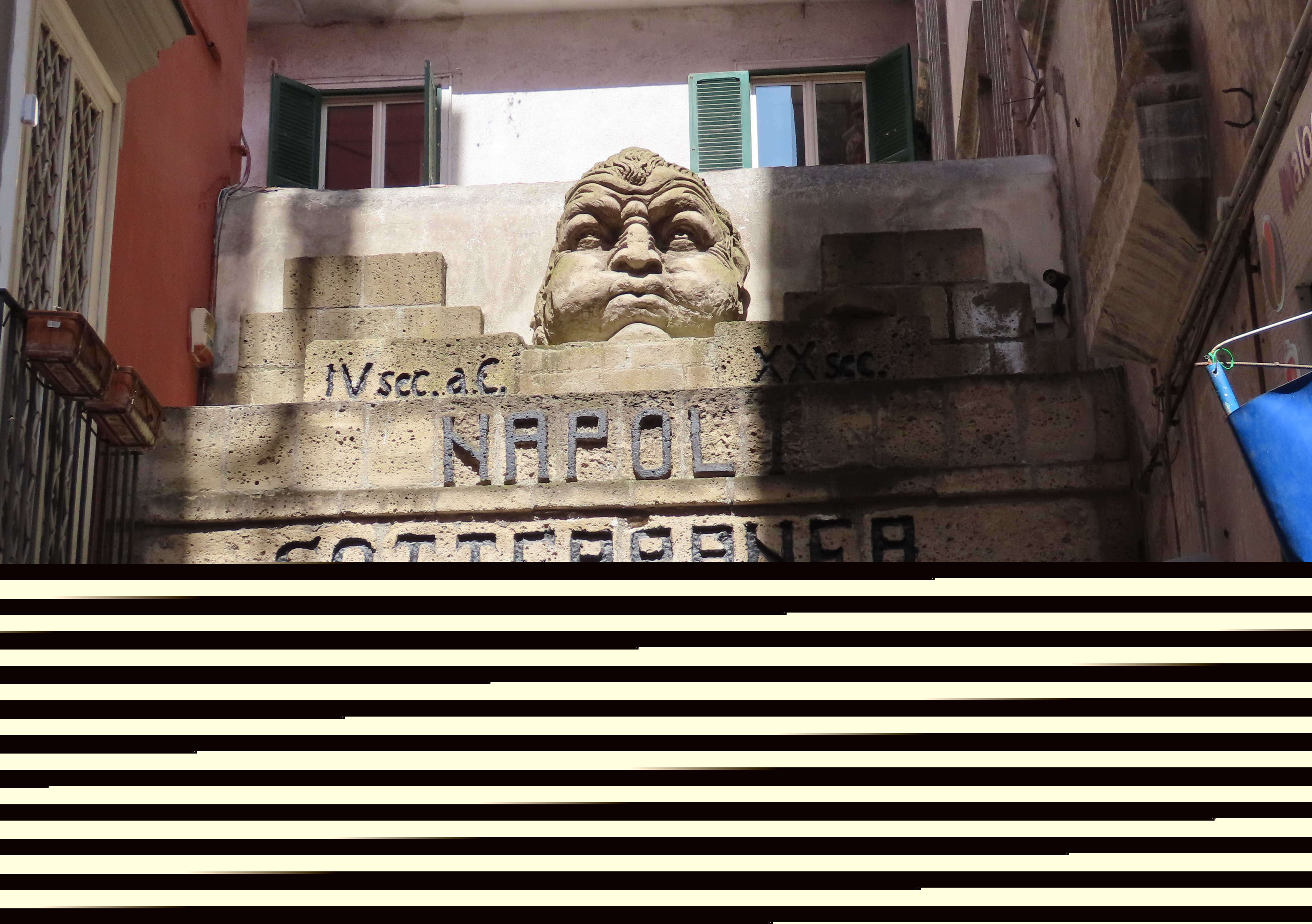 Piazza San Gaetano 上的 Napoli Sotterranea 入口，隐藏在街边门面中