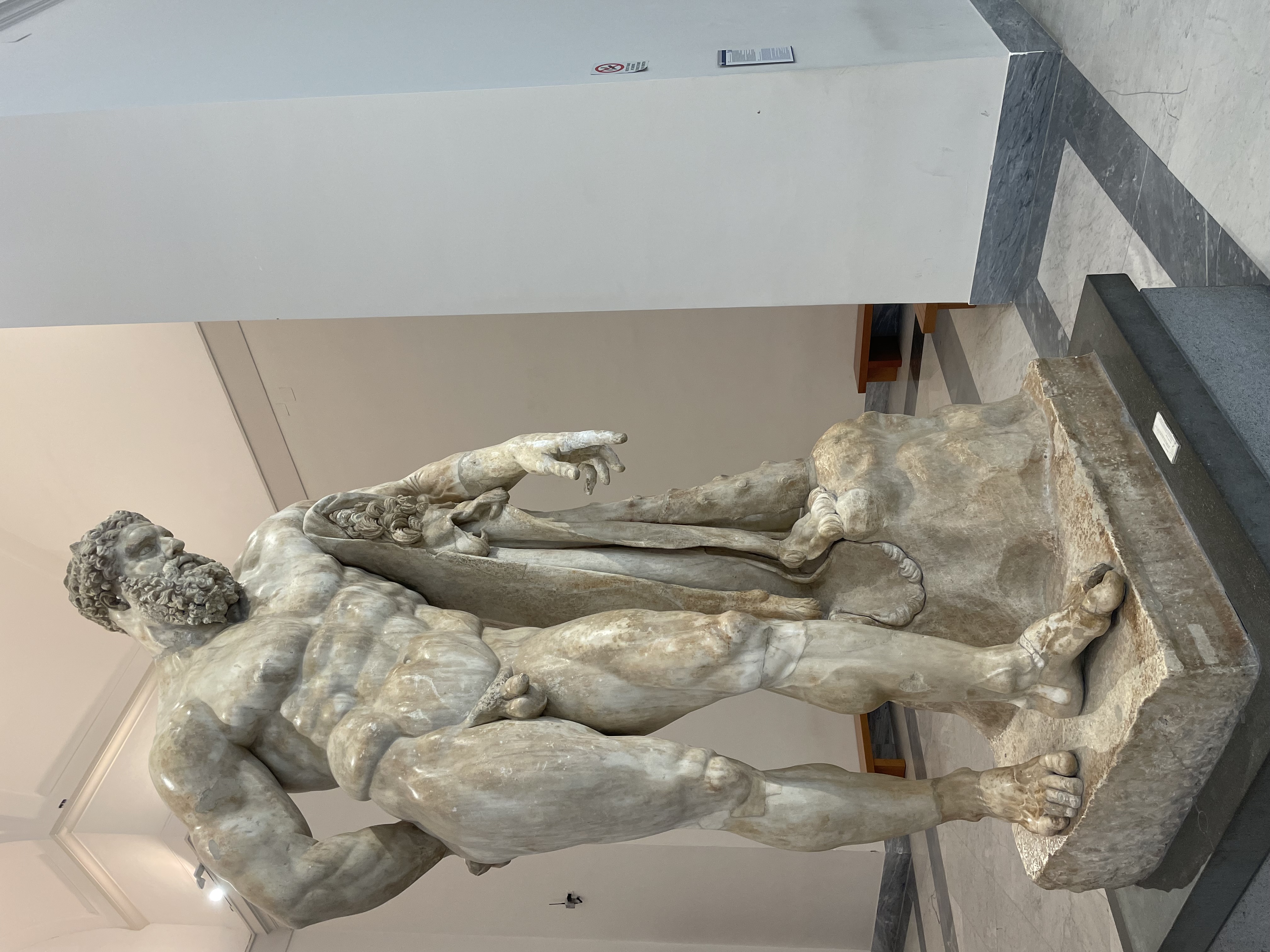 Farnese Hercules 全身像