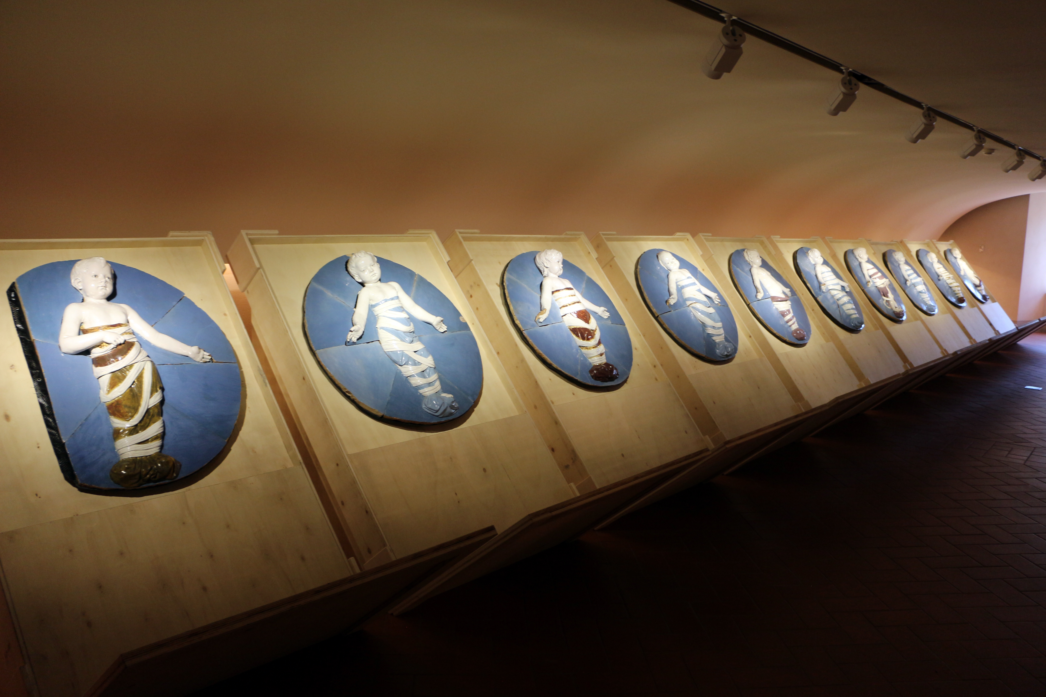 Andrea della Robbia 蓝白釉陶婴儿圆雕