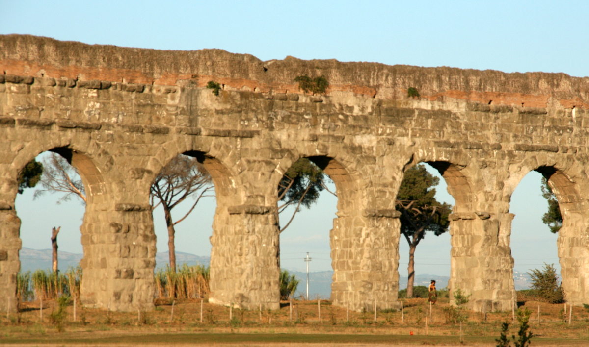 Aqua Claudia 拱脚近景，opus quadratum 石砌工艺