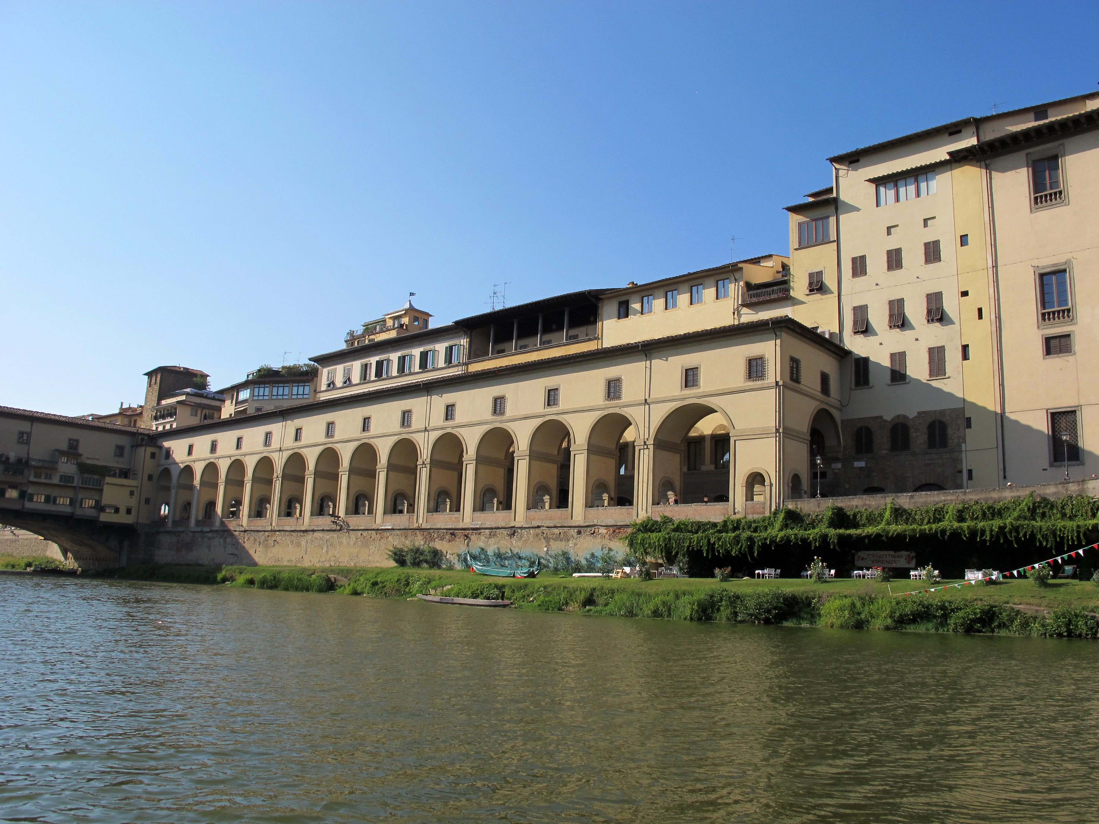 Vasari Corridor 在桥面上方的封闭拱廊