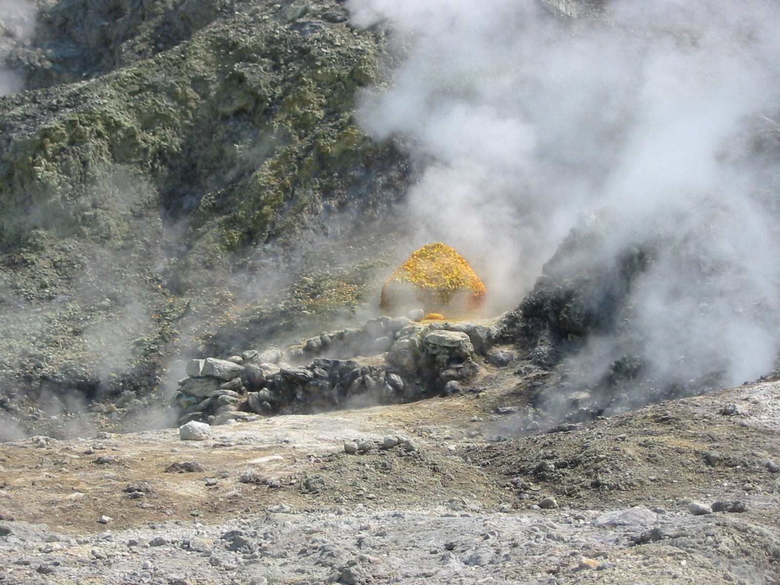 Solfatara火山口喷气孔