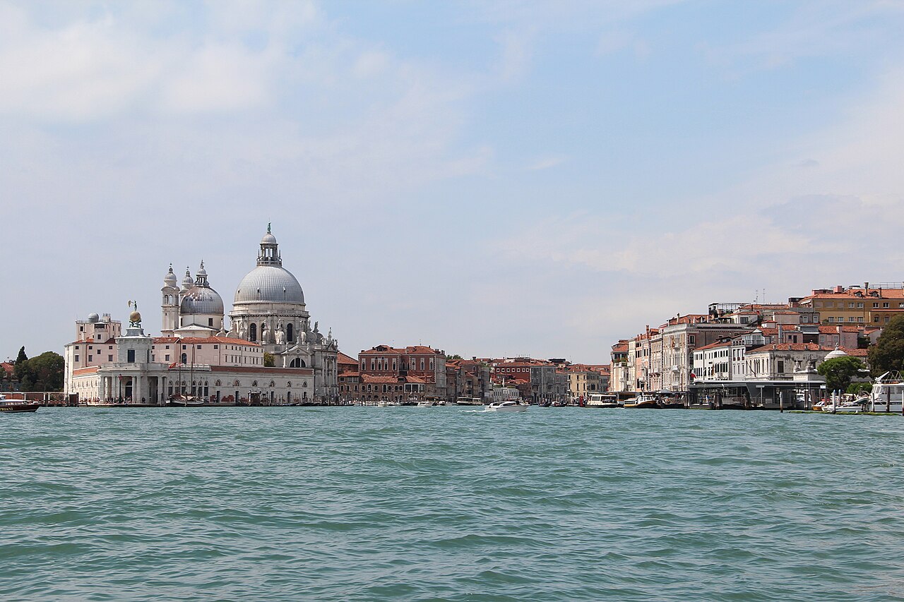 Punta della Dogana 三角形突岬外观，右侧可见 Salute 教堂穹顶