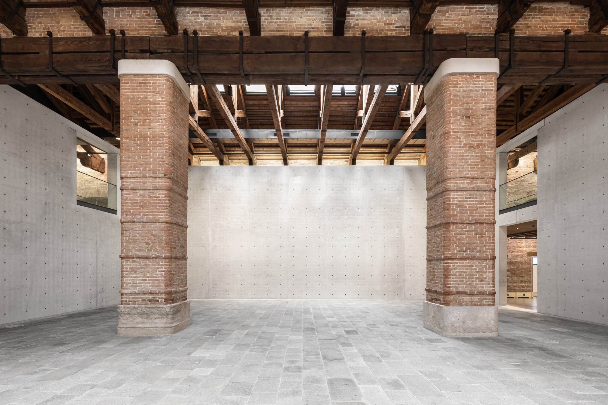 Punta della Dogana 内部：安藤忠雄的混凝土立方体与保留的原始砖墙、木桁架屋顶