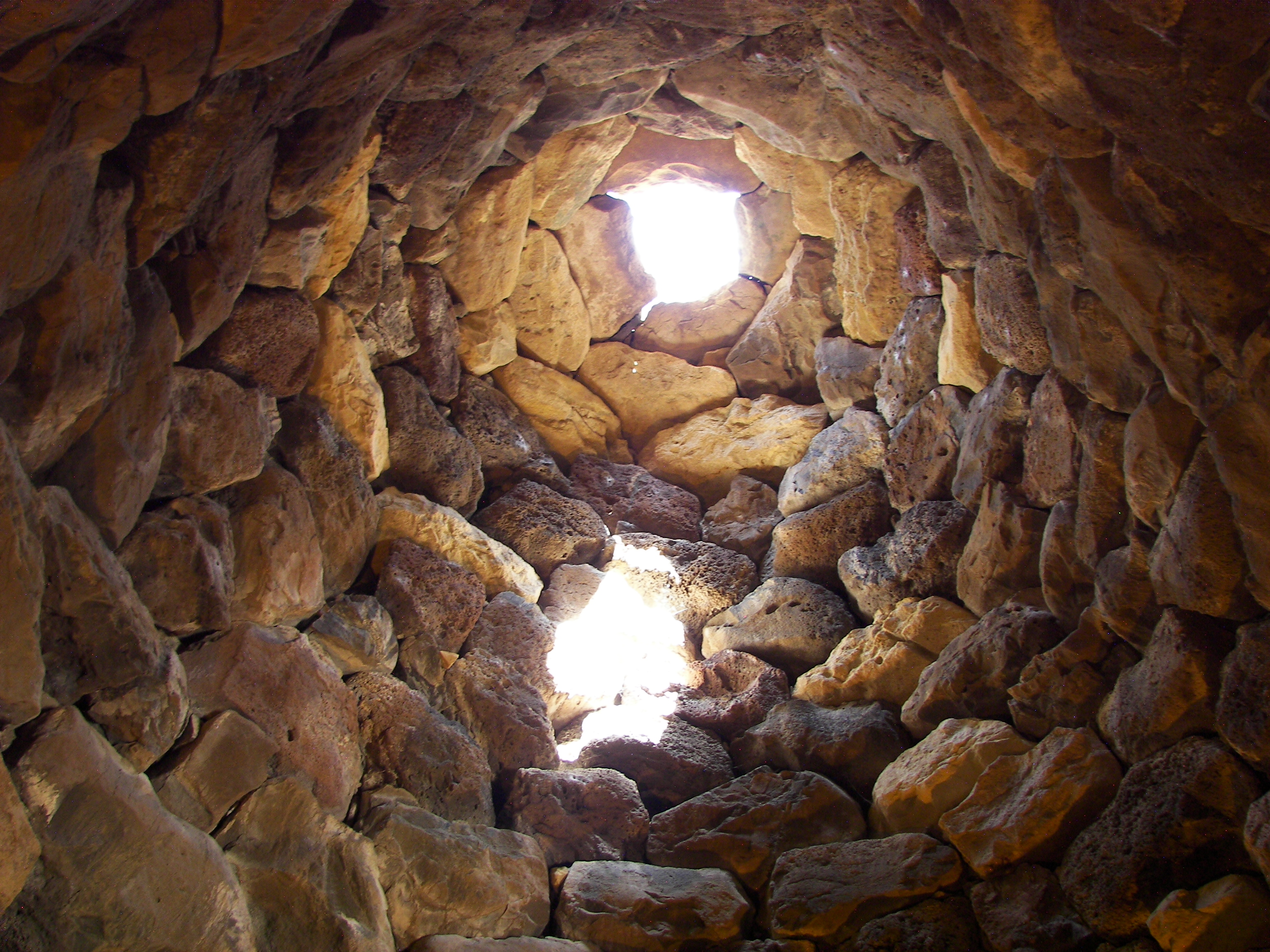 主塔内部叠涩拱（tholos）构造