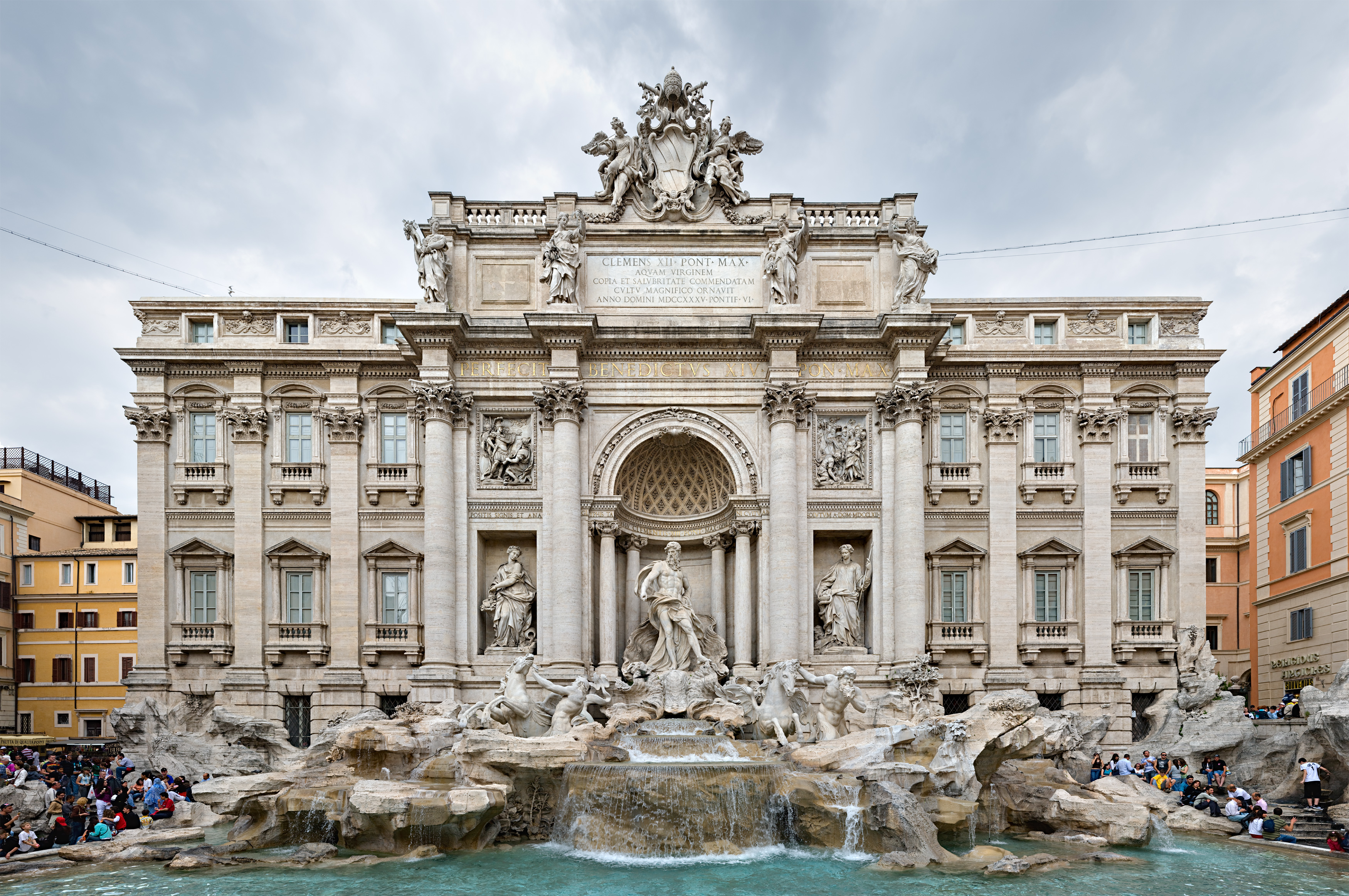 特雷维喷泉正面全景，展示与Palazzo Poli的立面合一关系