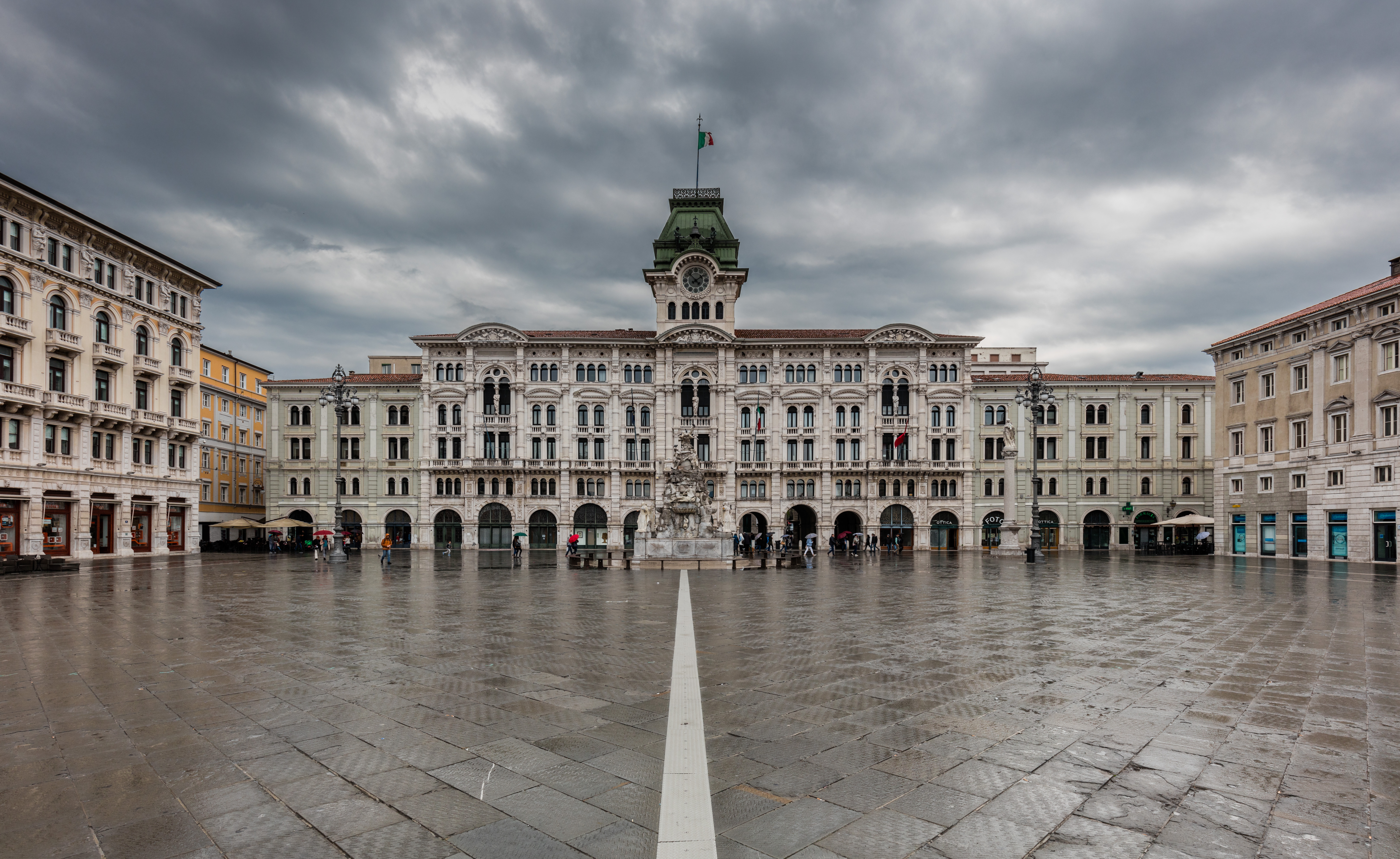 Piazza Unità d'Italia 面海方向全景