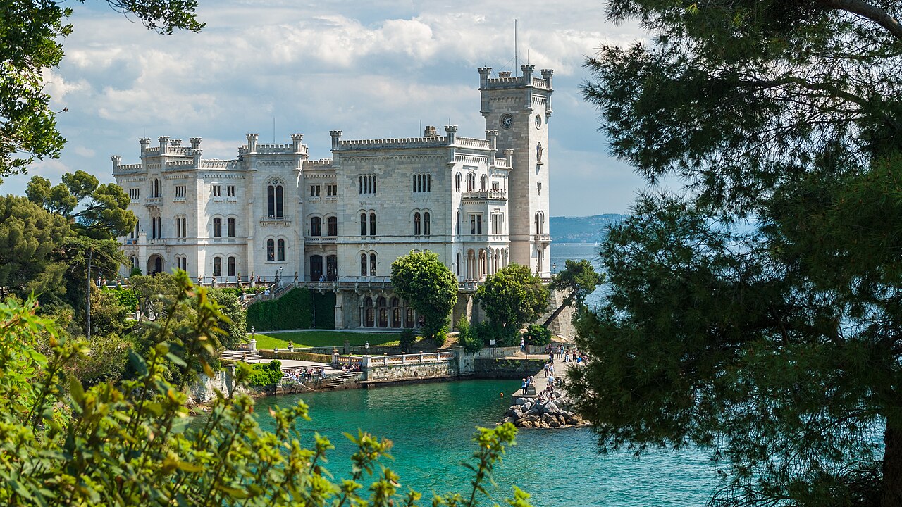 Castello di Miramare 白色城堡临海一侧