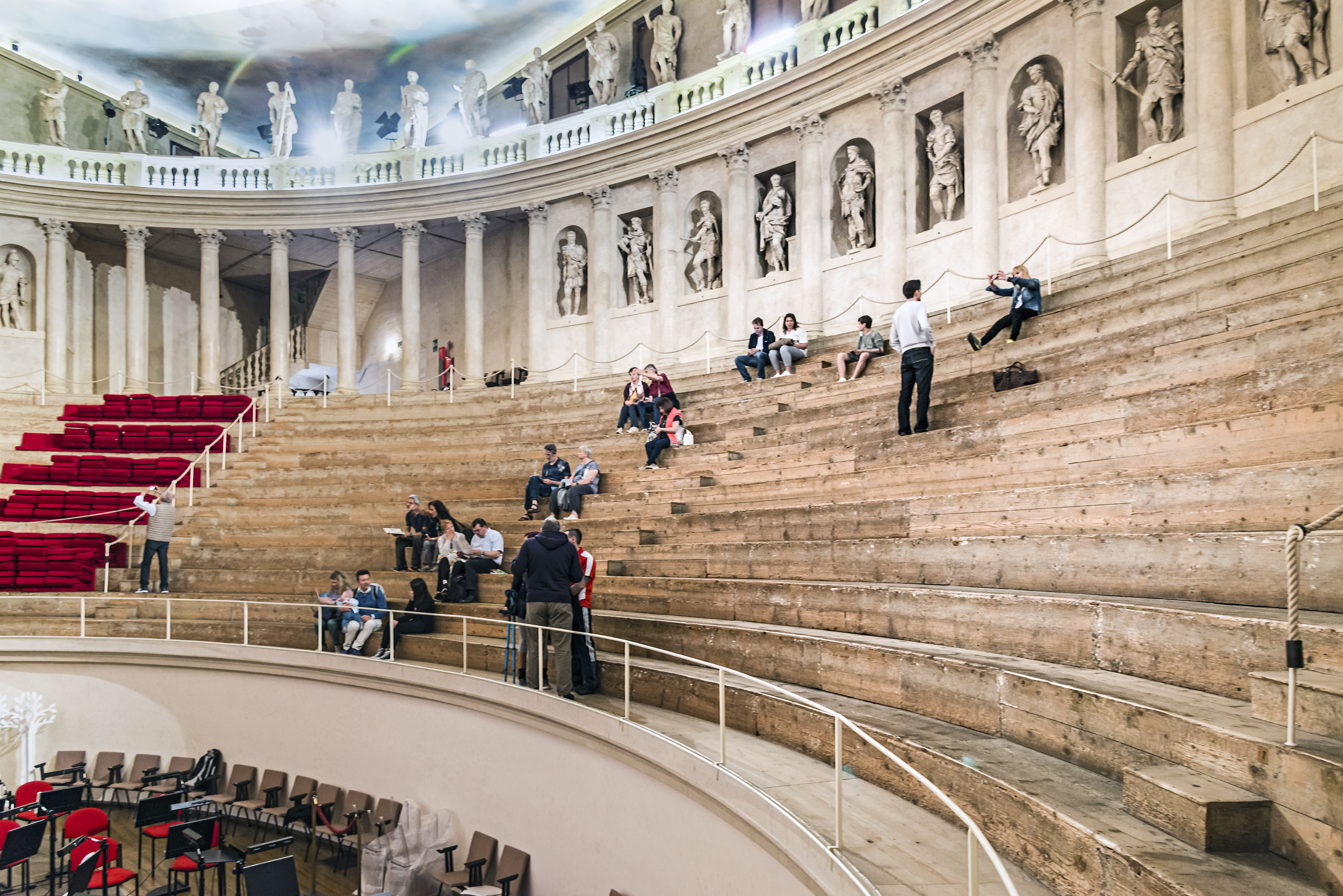 Teatro Olimpico 观众席与舞台。半月形阶梯座上方环绕着古典柱廊和雕像