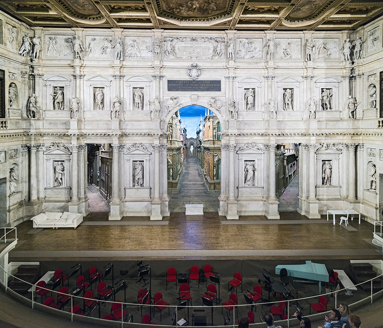 Teatro Olimpico 舞台布景的透视街道细节，七条街巷向"底比斯城"深处收缩