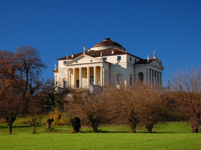 Villa La Rotonda 四面门廊中的一面，六根爱奥尼柱托着三角楣