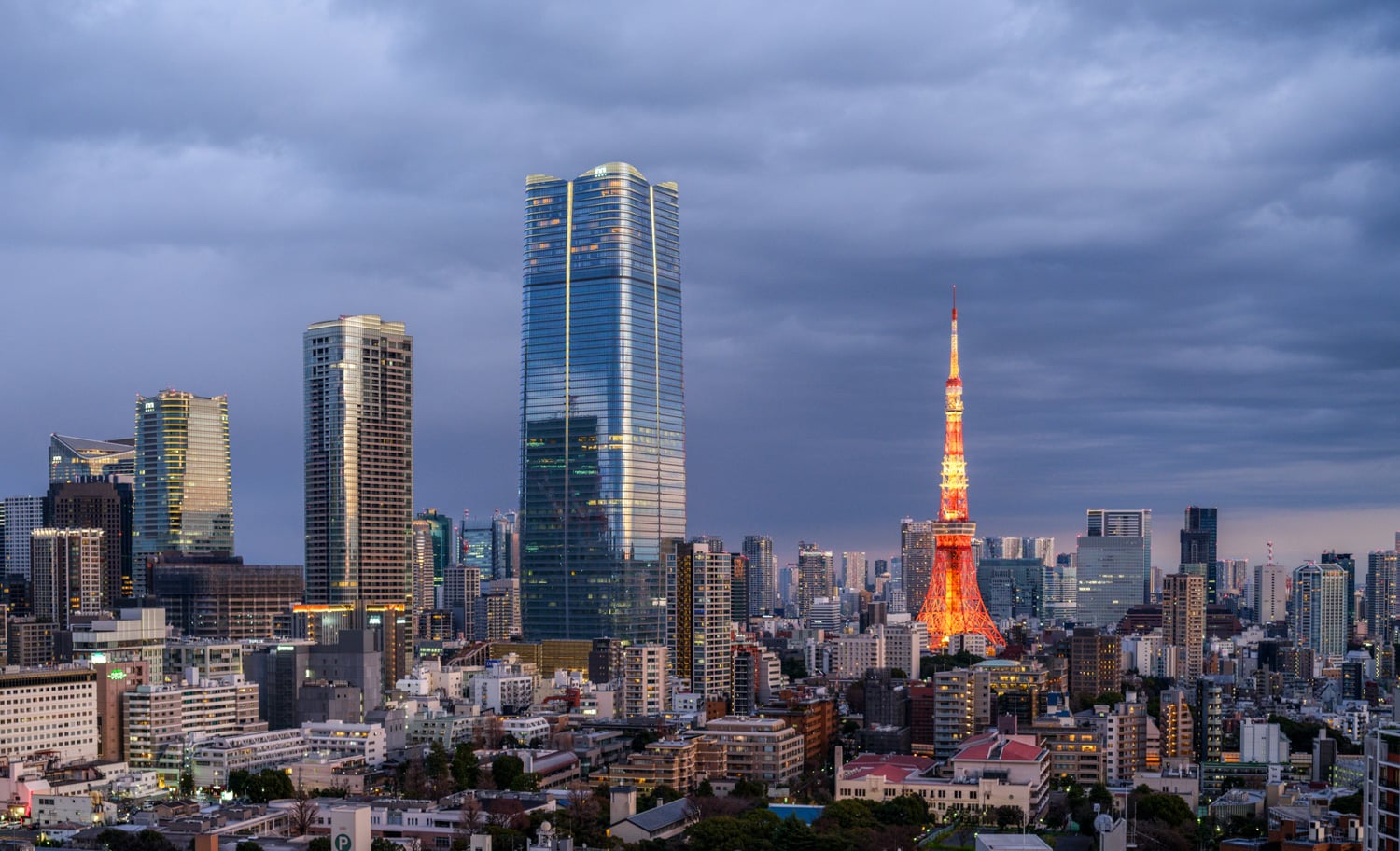 Mori JP Tower 与东京塔并立的港区天际线，Azabudai Hills 远景