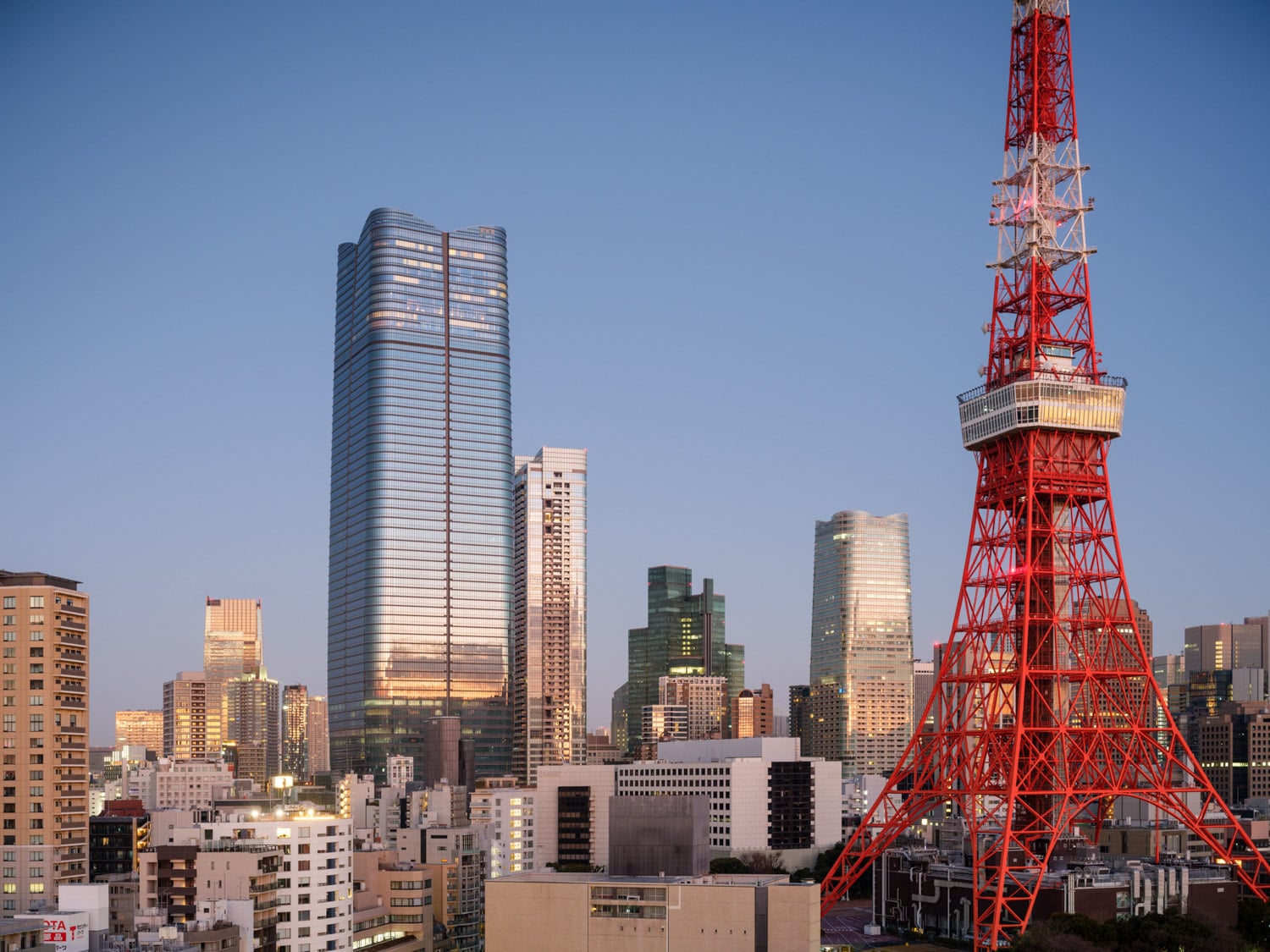 Mori JP Tower 珍珠灰色玻璃幕墙和弧形冠顶细节
