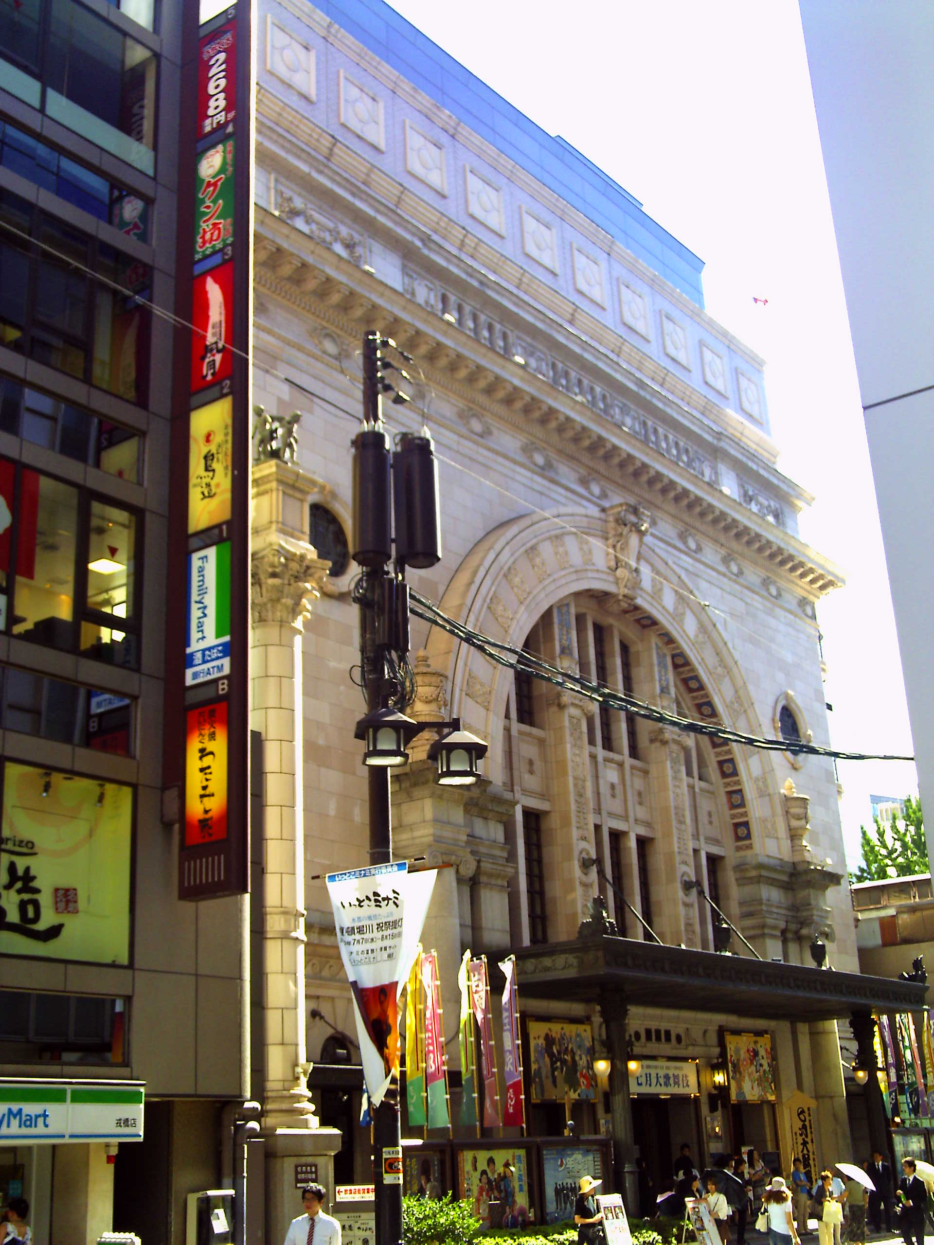 松竹座建筑正立面，中央大拱门被称为"道顿堀的凯旋门"
