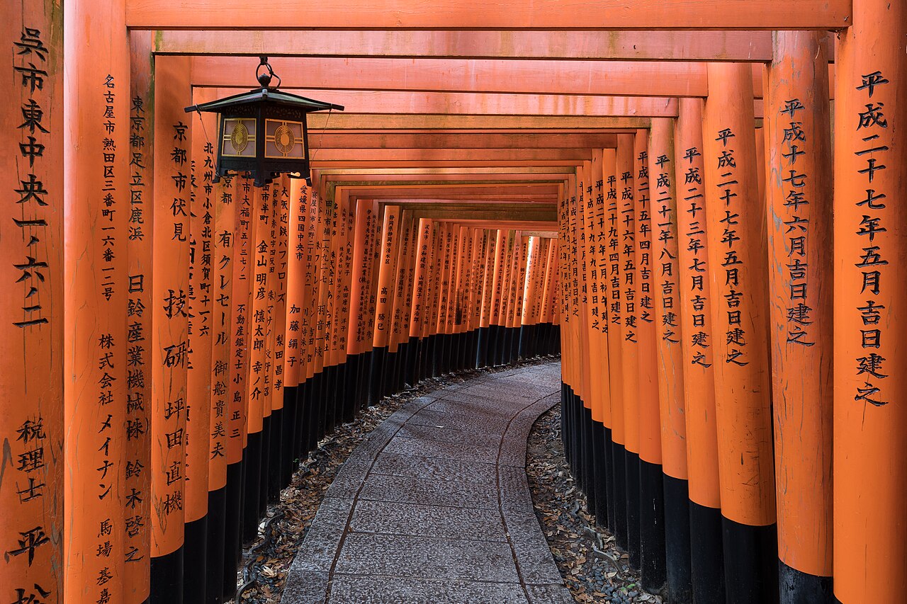 千本鸟居主通道，数百座鸟居紧密排列成隧道