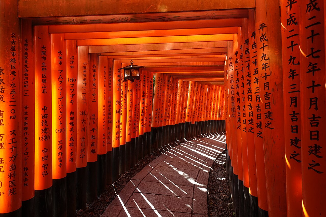 鸟居沿山路蜿蜒而行，从山脚一直延伸到山腰