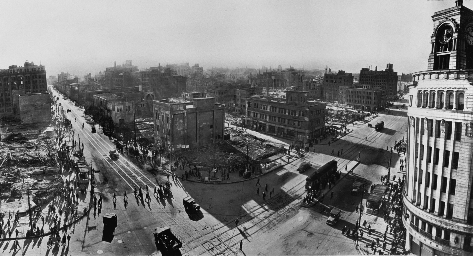 1945年空袭后的银座四丁目交差点，周边全部烧毁，和光钟塔孤立矗立