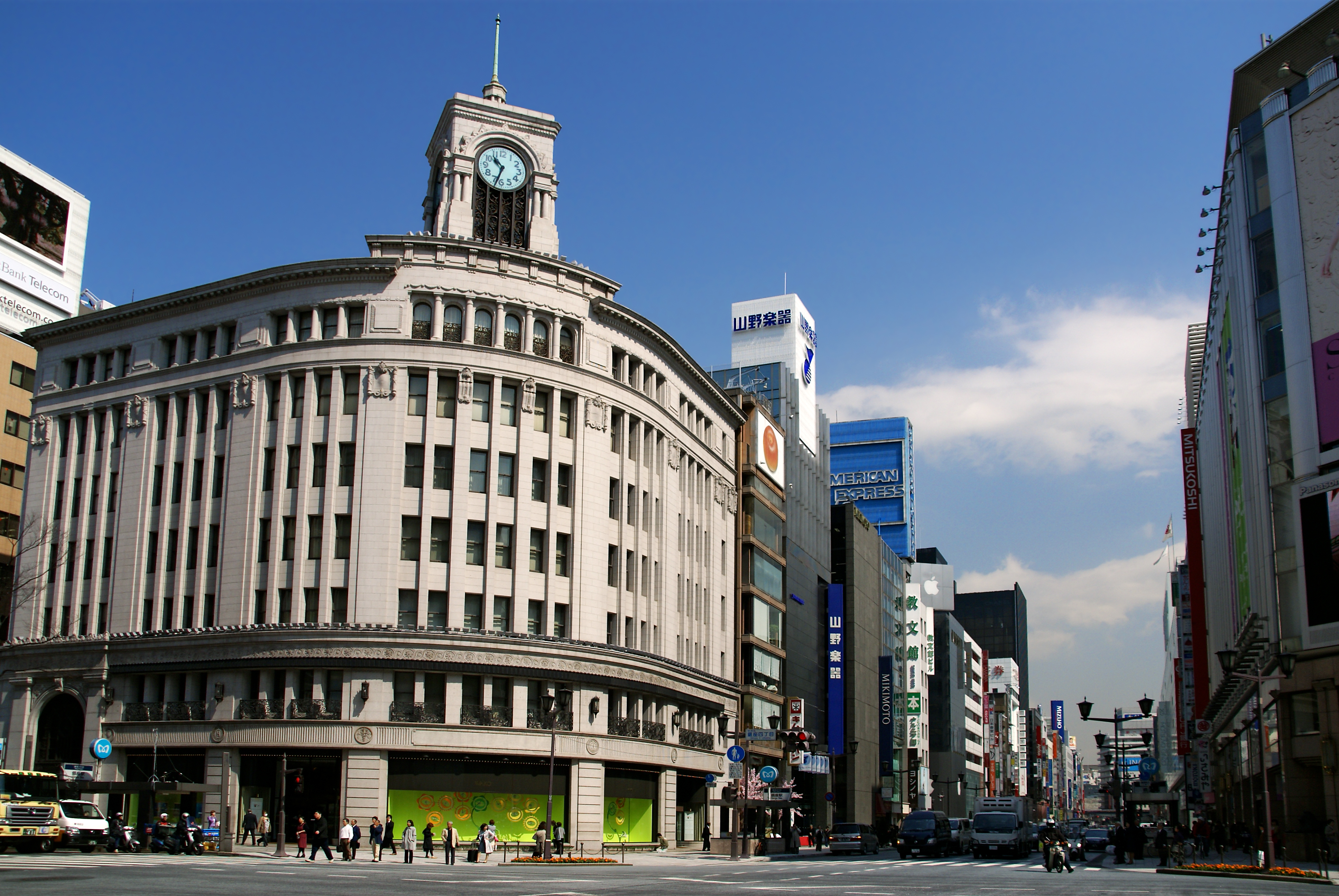 银座四丁目交差点所见和光钟塔，弧形花岗岩外墙面和四面文字盘钟塔