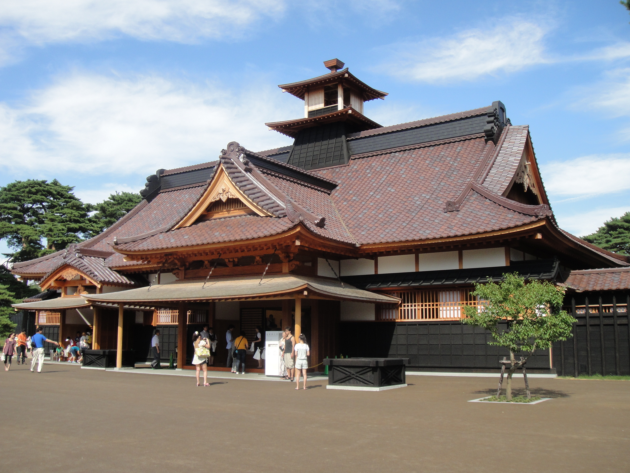 2010 年复原后的箱馆奉行所外景，使用传统木工技艺重建