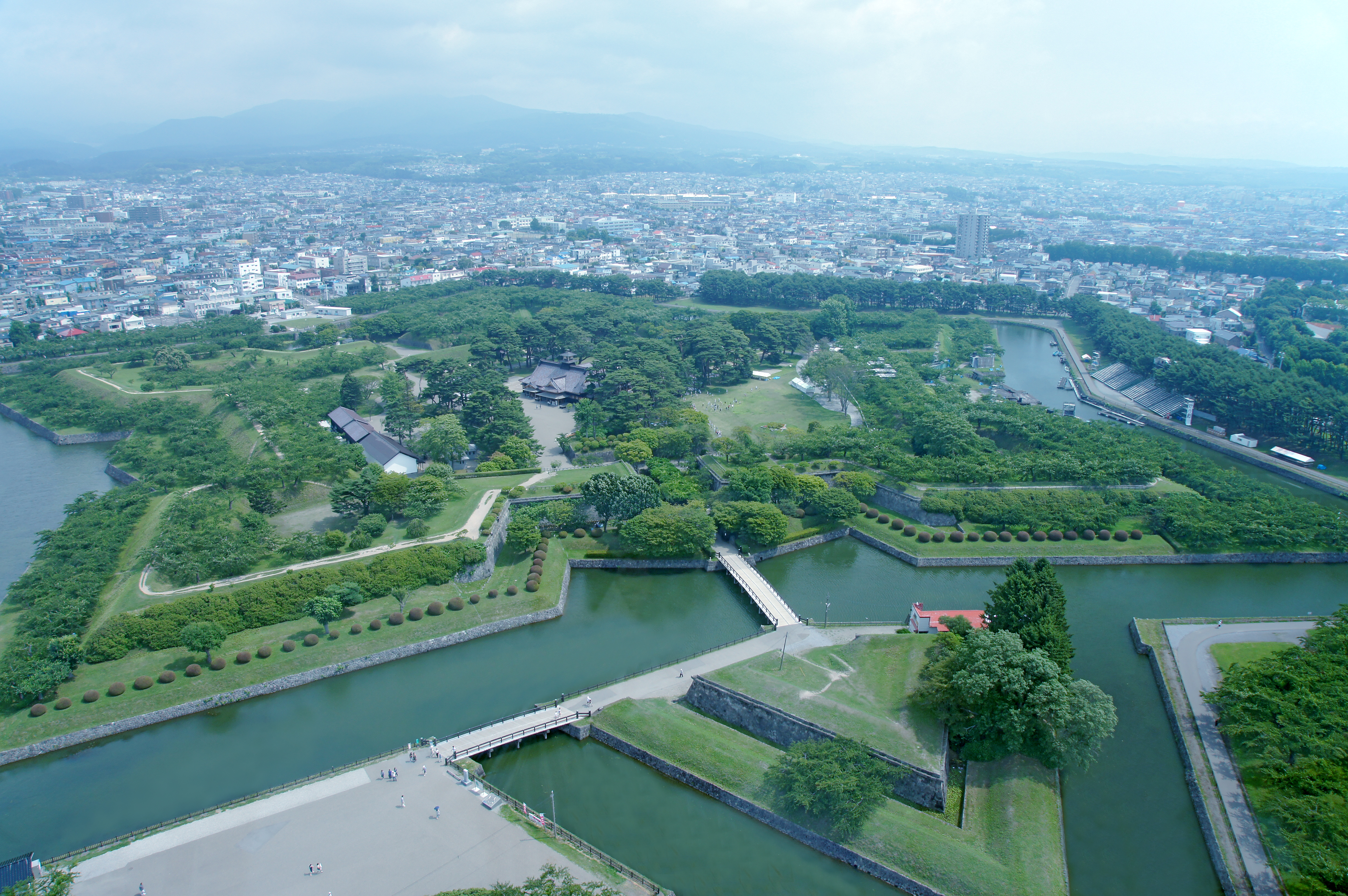 从五棱郭塔俯瞰，星形护城河和五座棱堡的完整轮廓清晰可见
