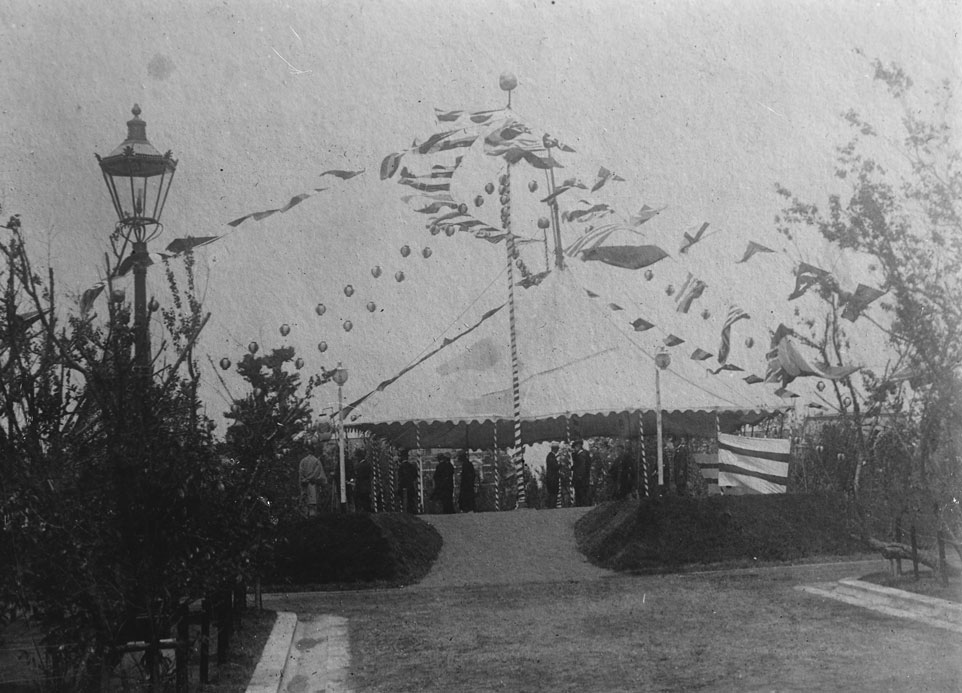 1903年6月1日日比谷公园开园式，远处可见临时搭建的仪式帐篷和草坪