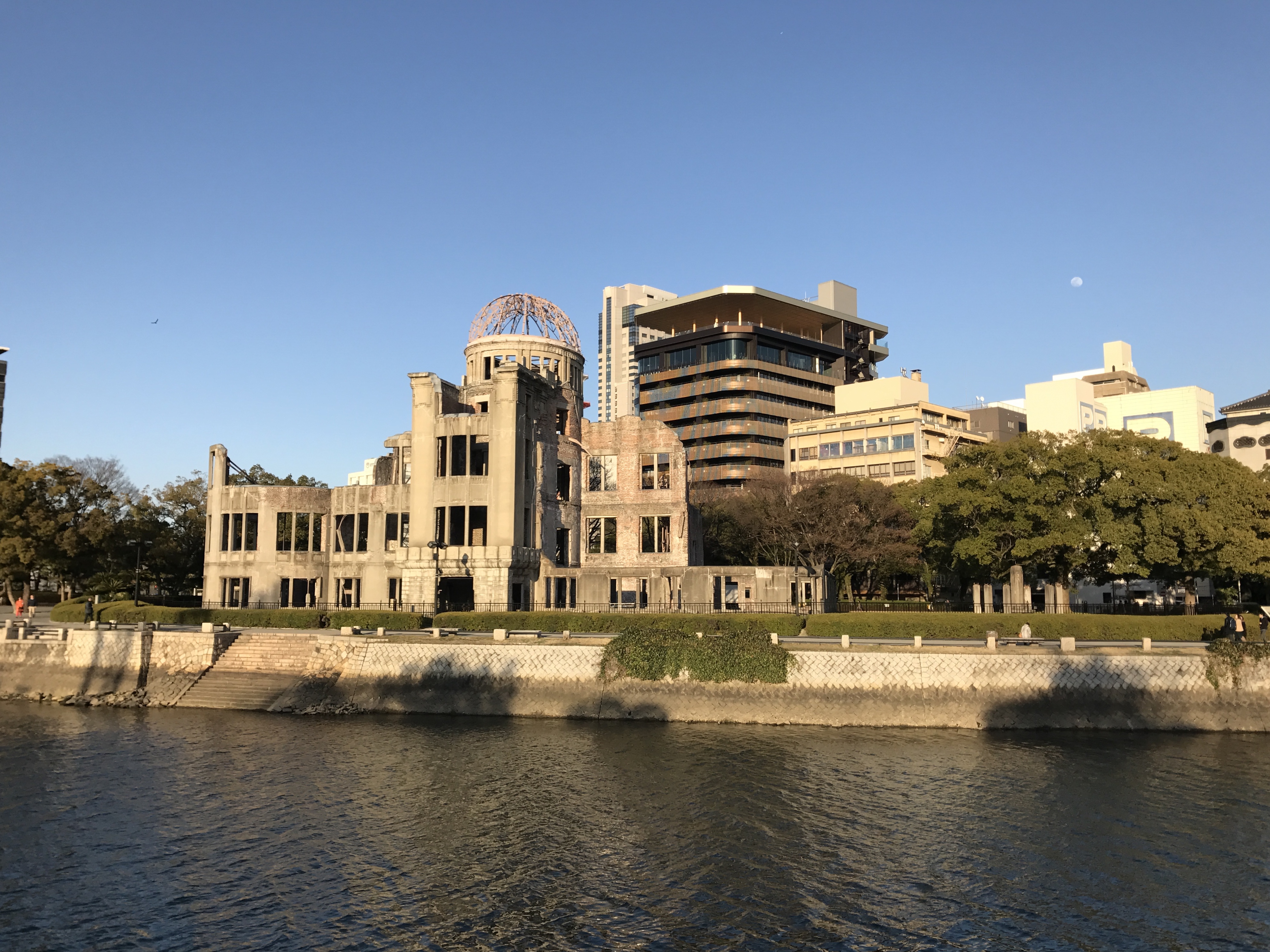 元安川对岸眺望原爆穹顶，钢架穹顶与砖墙轮廓完整