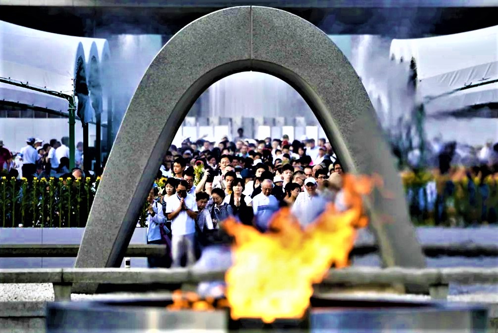 和平之灯的青铜火炬台，火焰自 1964 年持续燃烧至今