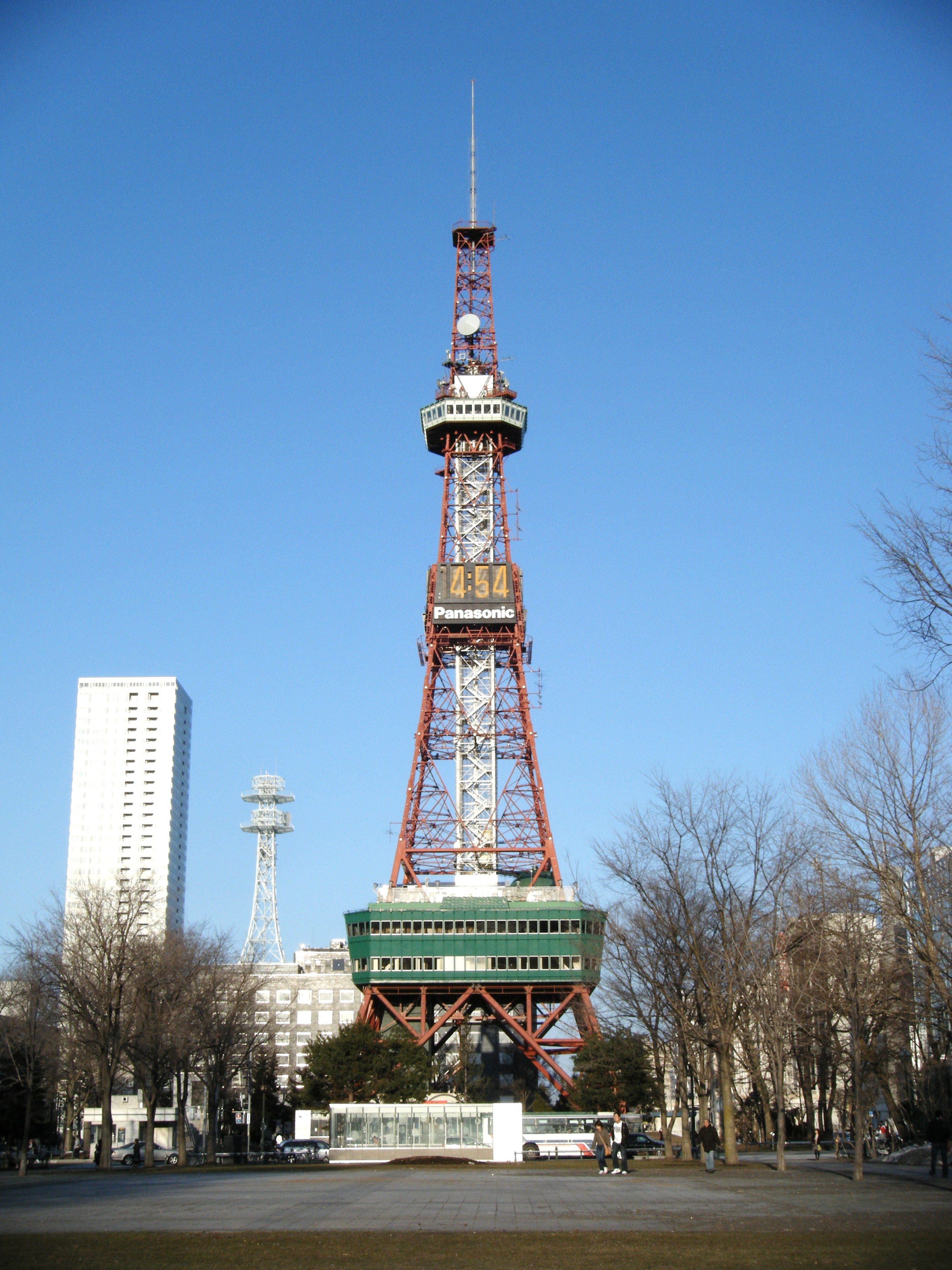 从札幌电视塔俯瞰市区，棋盘格街道和大通公园绿轴清晰可见