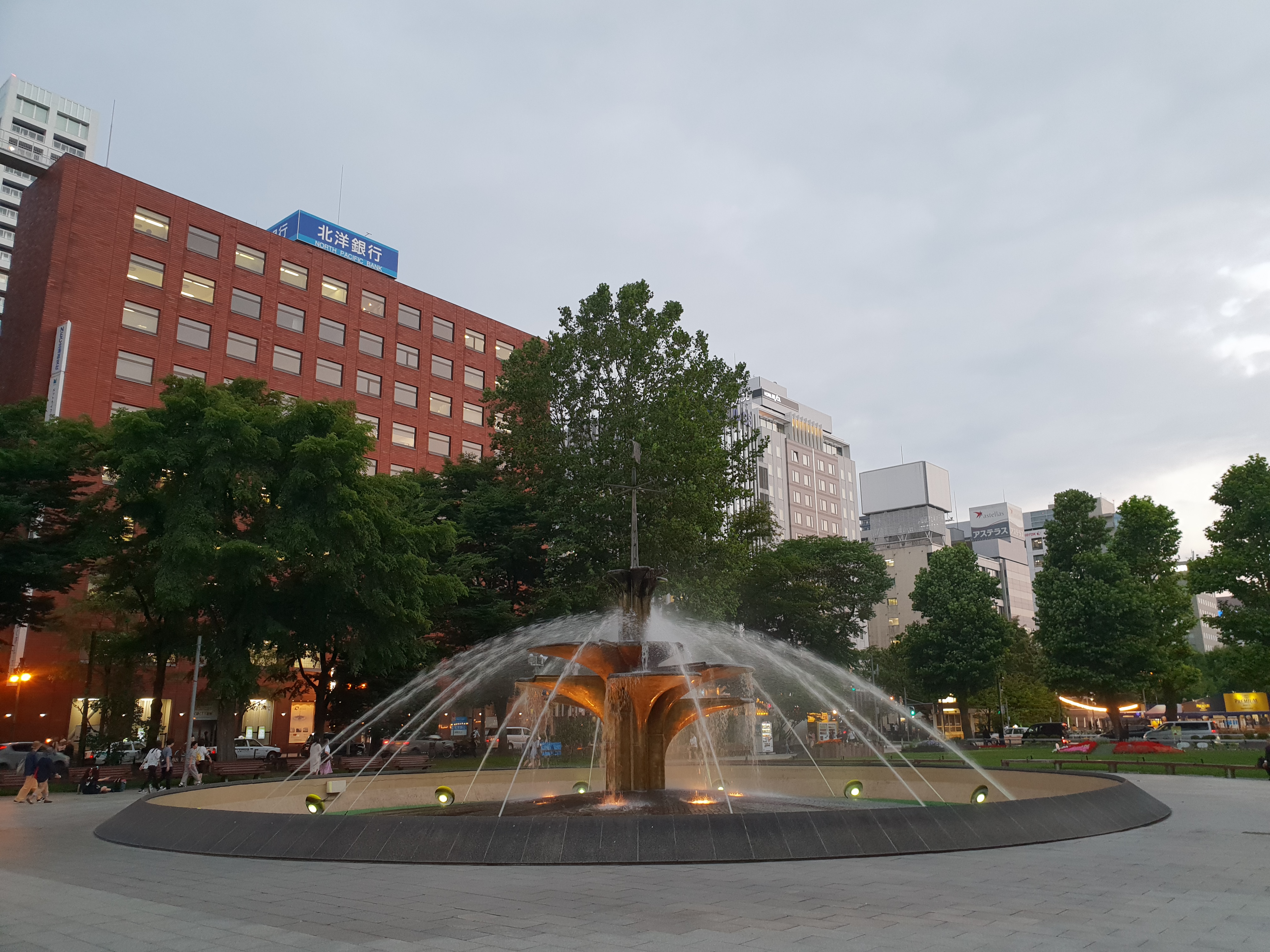 大通公园喷泉和绿带，这座公园原本是棋盘格规划中的防火带