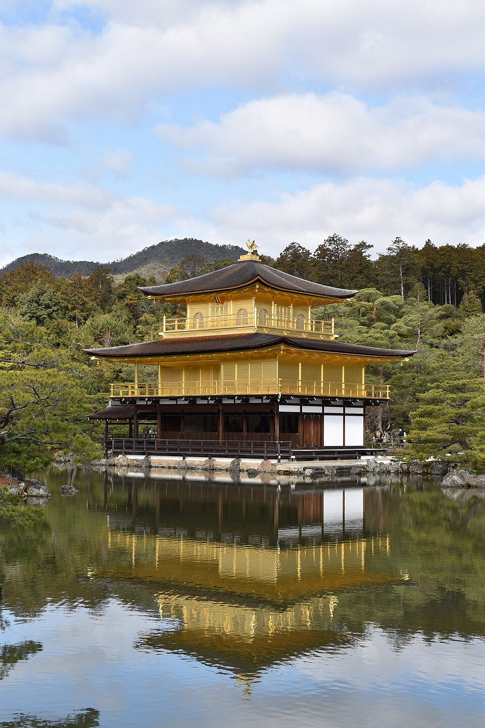 镜湖池对岸看金阁寺全景，三层楼阁矗立水中，倒影上下对称