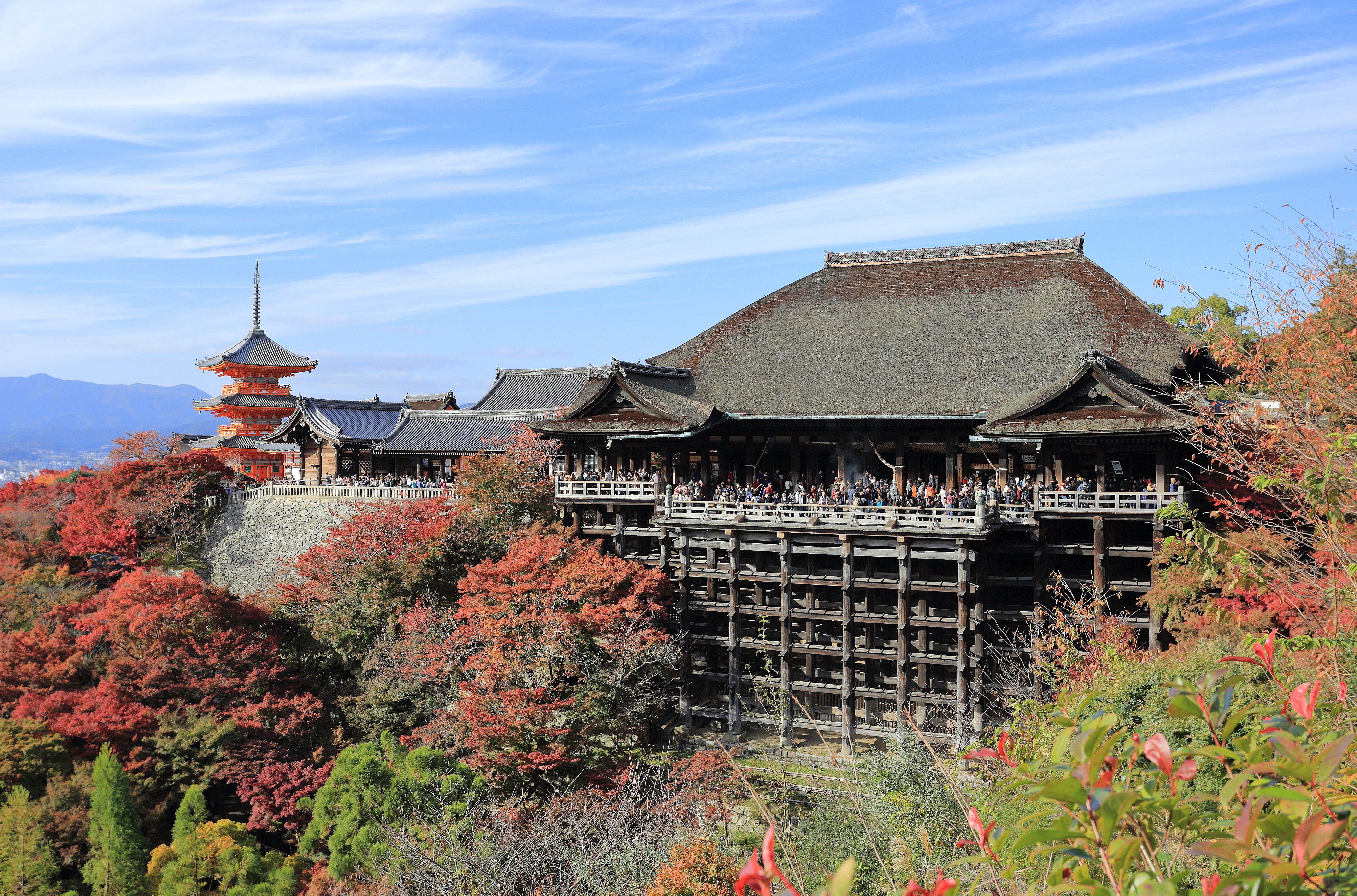 清水寺本堂及悬造舞台正面，木质平台从崖边伸出