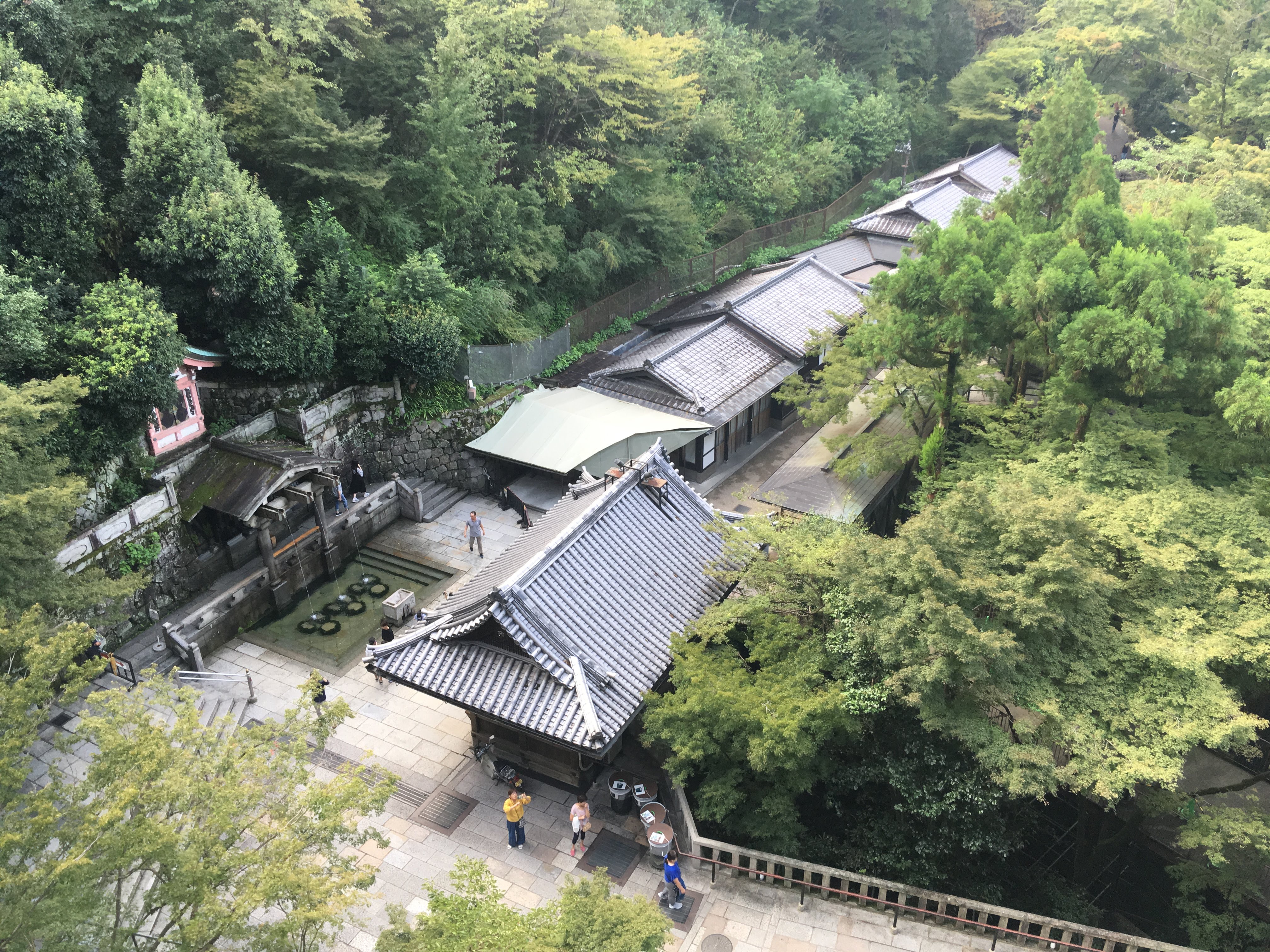 音羽瀑布三股水流，游客正在接水祈福