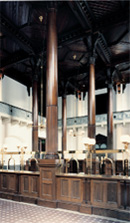 Café 1894内観，保留的银行柜台和木格天井