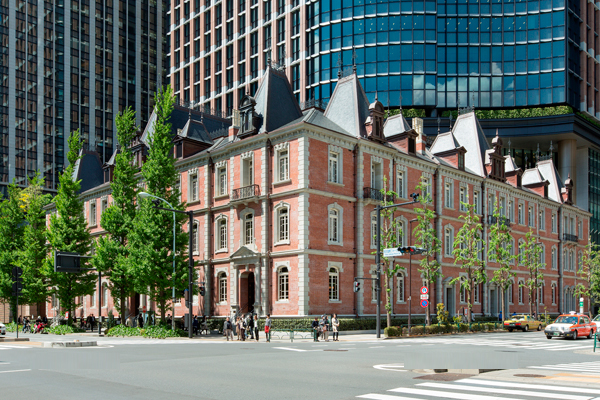 三菱一号館正面外観，红砖墙与背后高层建筑的年代对比
