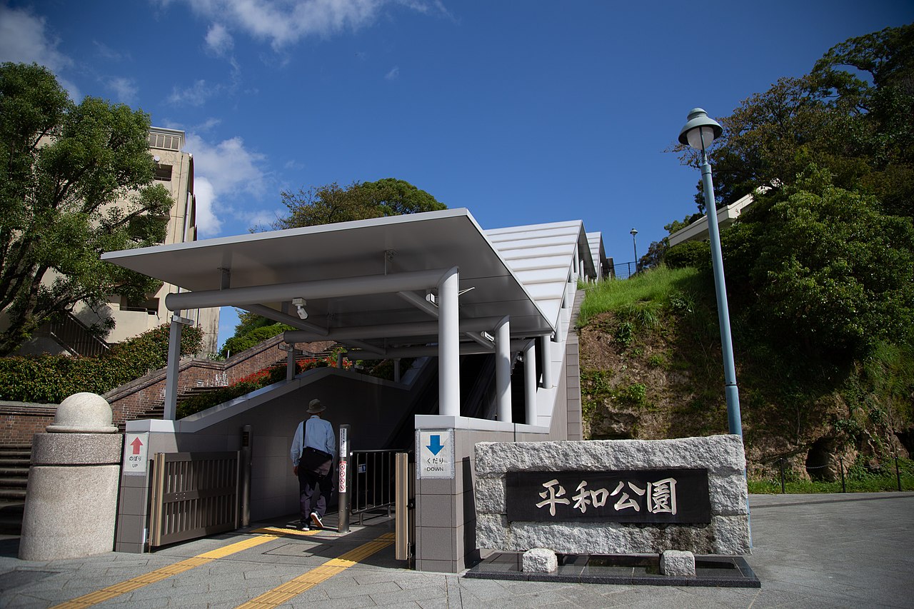 从爆心地公园看和平公园方向，丘陵地形和台阶高差清晰可见