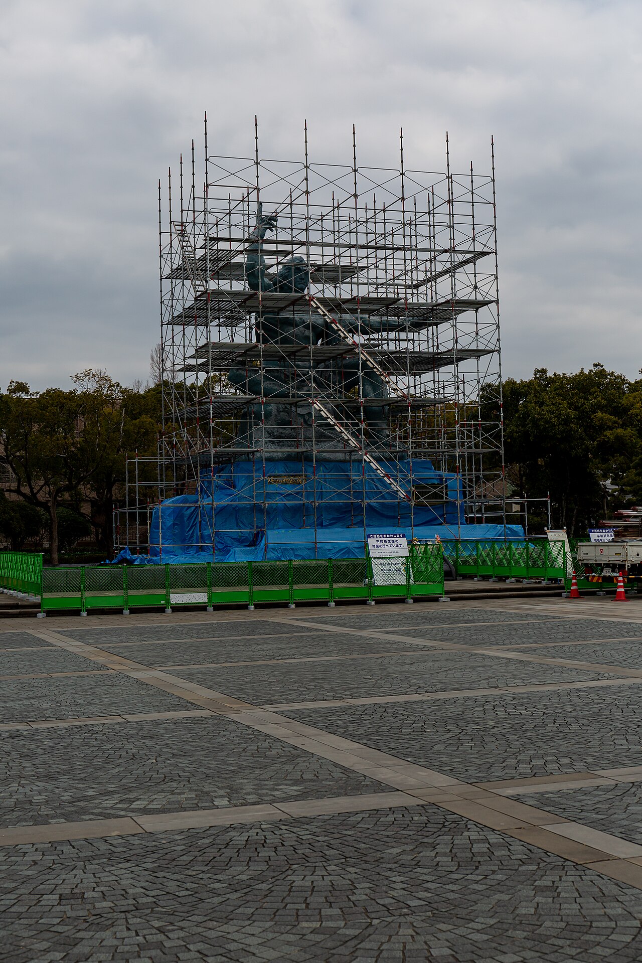 长崎平和祈念像正面，10米高青铜坐像，右手朝天指左手平伸