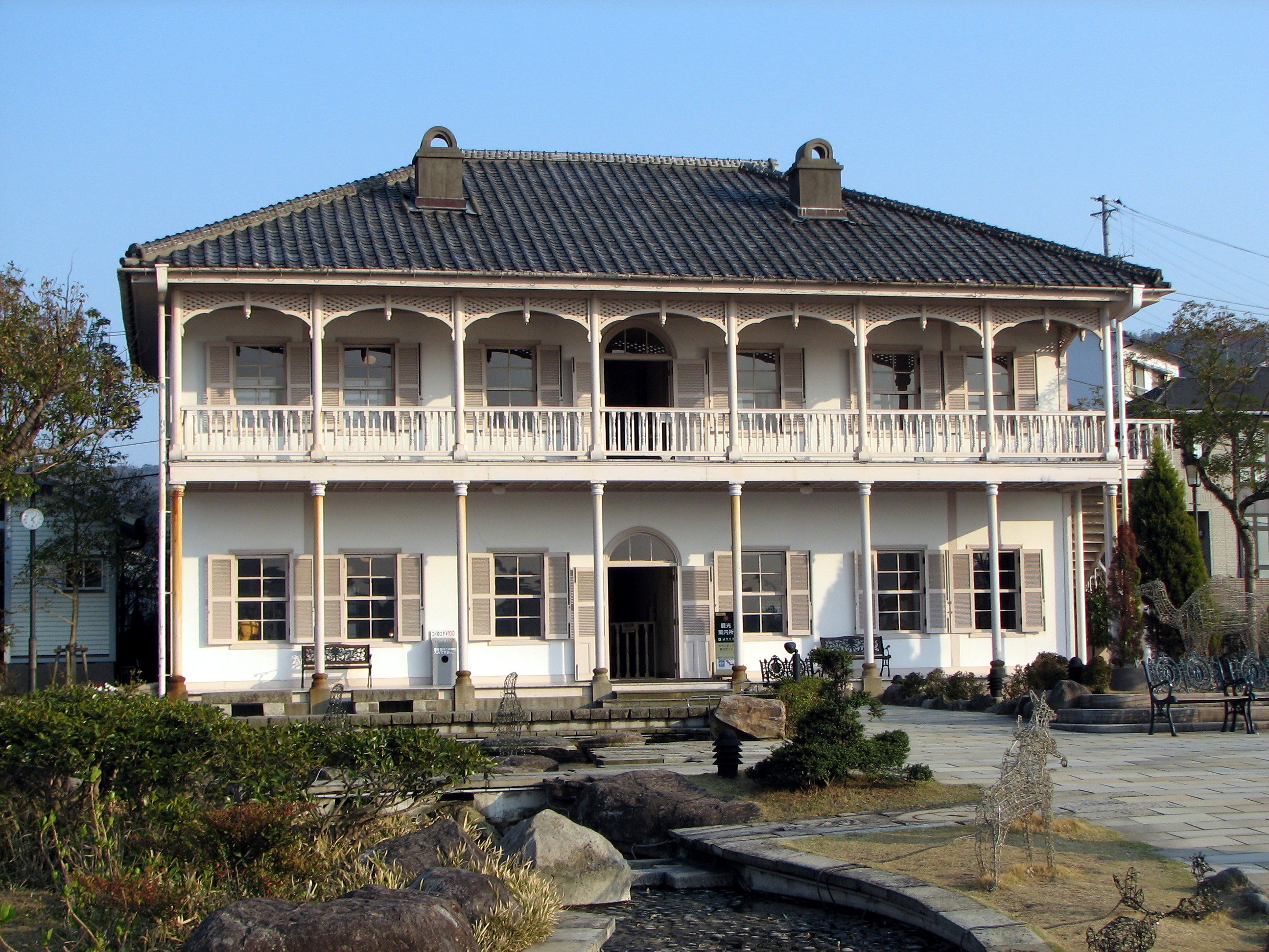 Glover Garden 内的原二号船渠所建筑，白色殖民风格，周围是英式花园