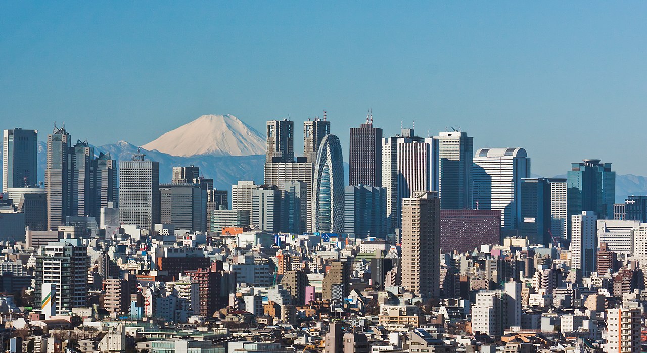 西新宿超高层街区天际线，远处富士山可见