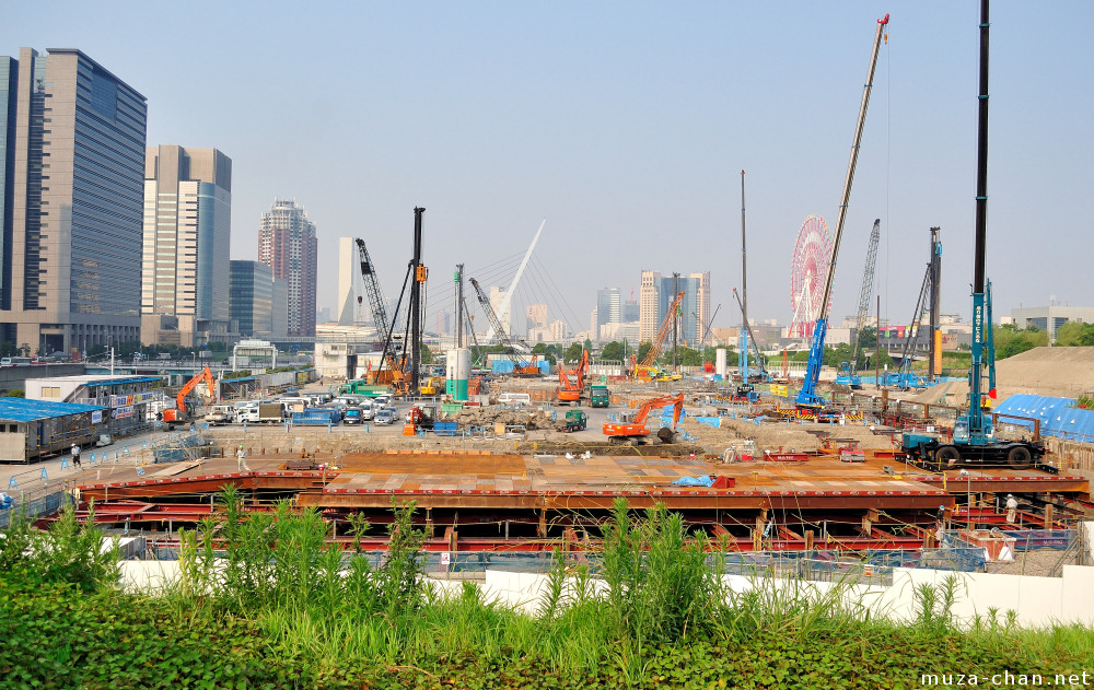 青海地区 Palette Town 关闭后的重新开发现场，空地与围板
