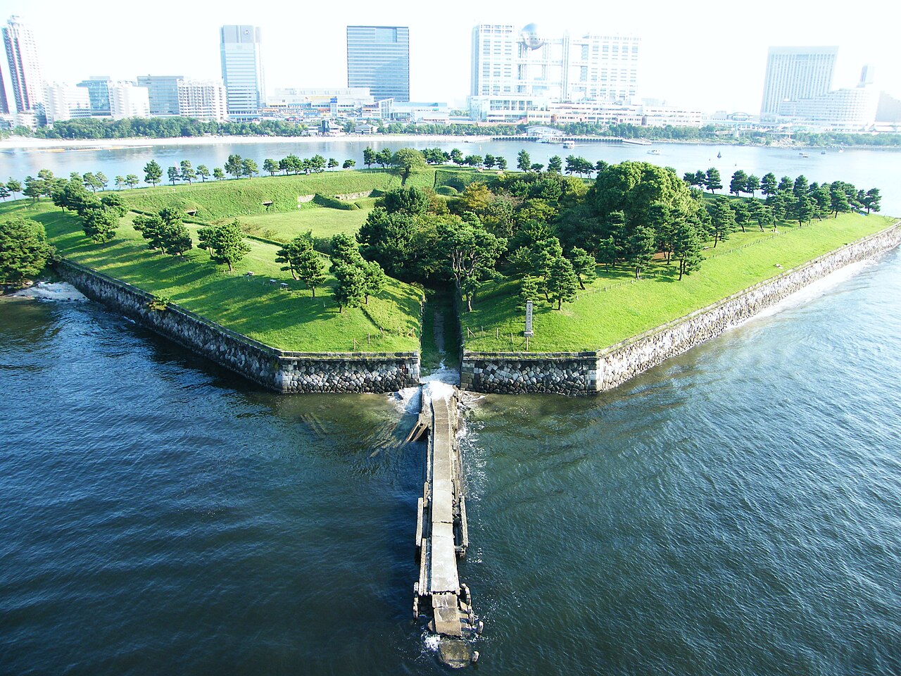 品川第三台场（Daiba No.3 Battery）1853 年石砌炮台遗址，现为都立公园