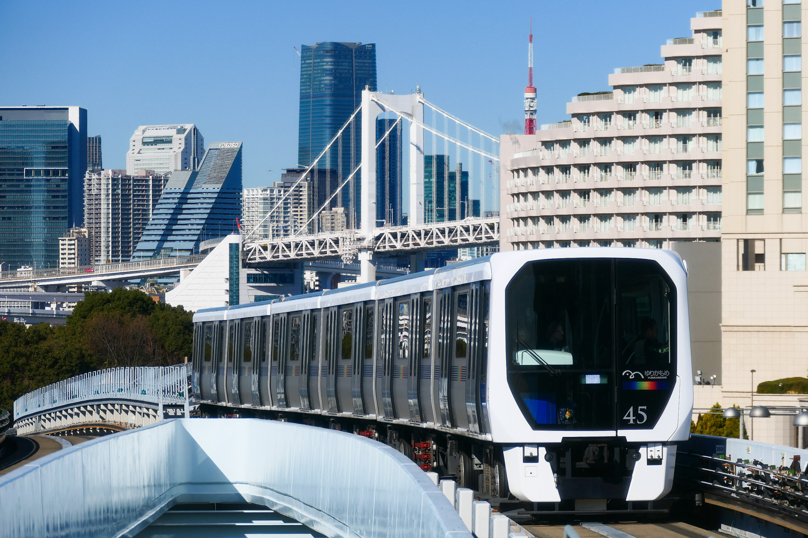 Yurikamome 无人驾驶列车穿过彩虹桥下层，连接新桥与台场