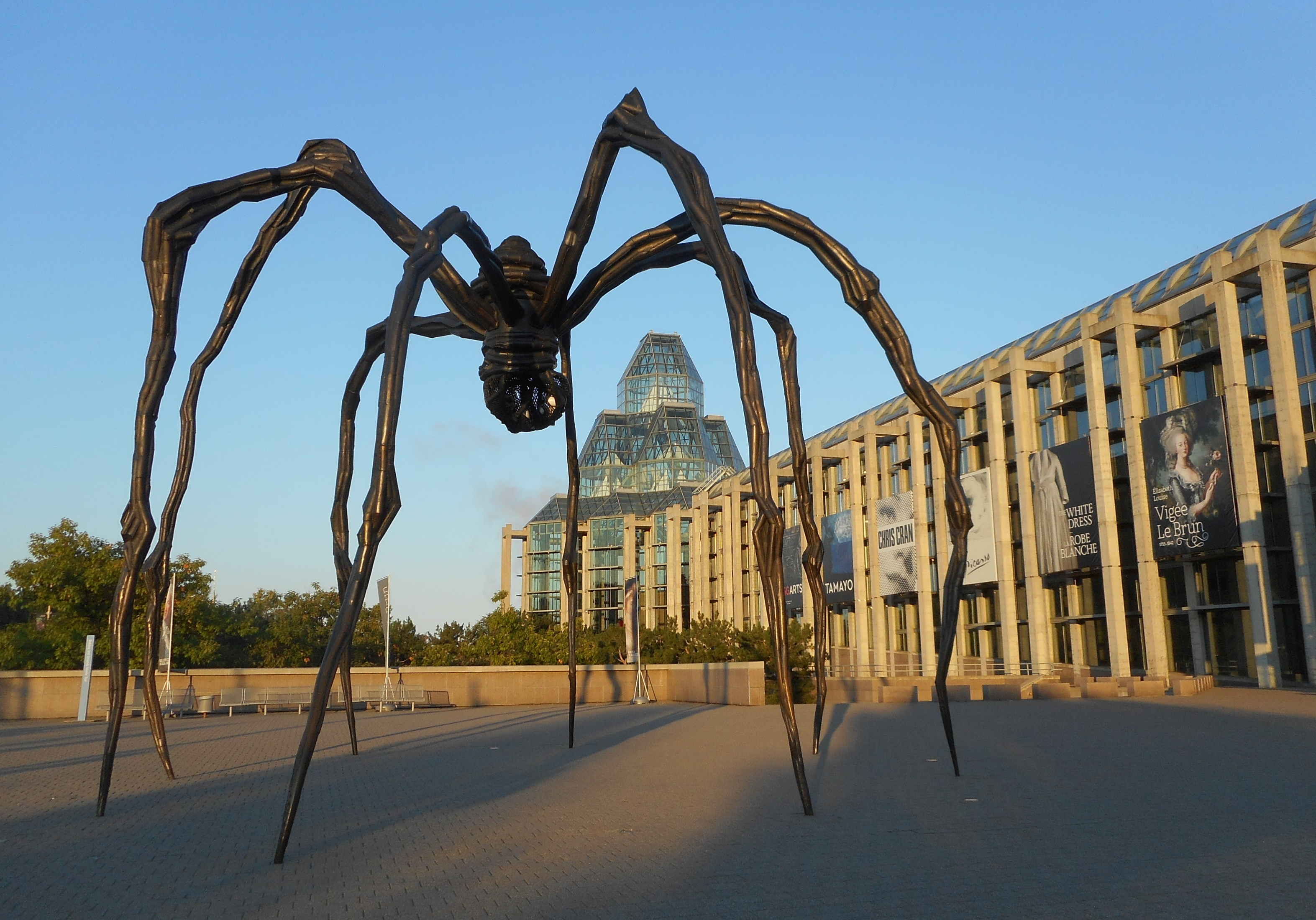 Louise Bourgeois 雕塑Maman在Mori Tower入口前，9.1米高的青铜蜘蛛是Roppongi Hills的文化锚点