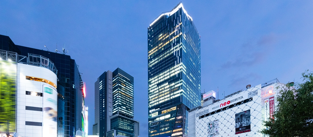从涩谷十字路口仰望Scramble Square东栋，230米的玻璃塔是涩谷新天际线的绝对高点