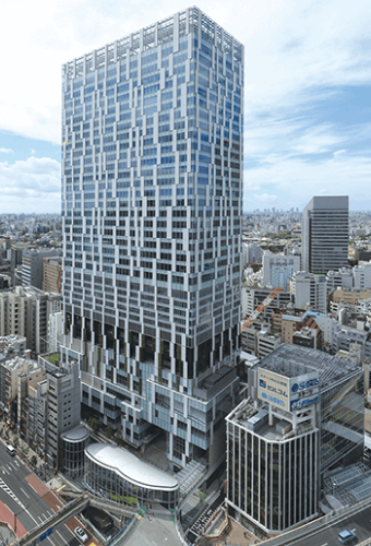 涩谷Stream沿旧东横线轨道遗址建在涩谷川旁，建筑轮廓狭长，与河道平行