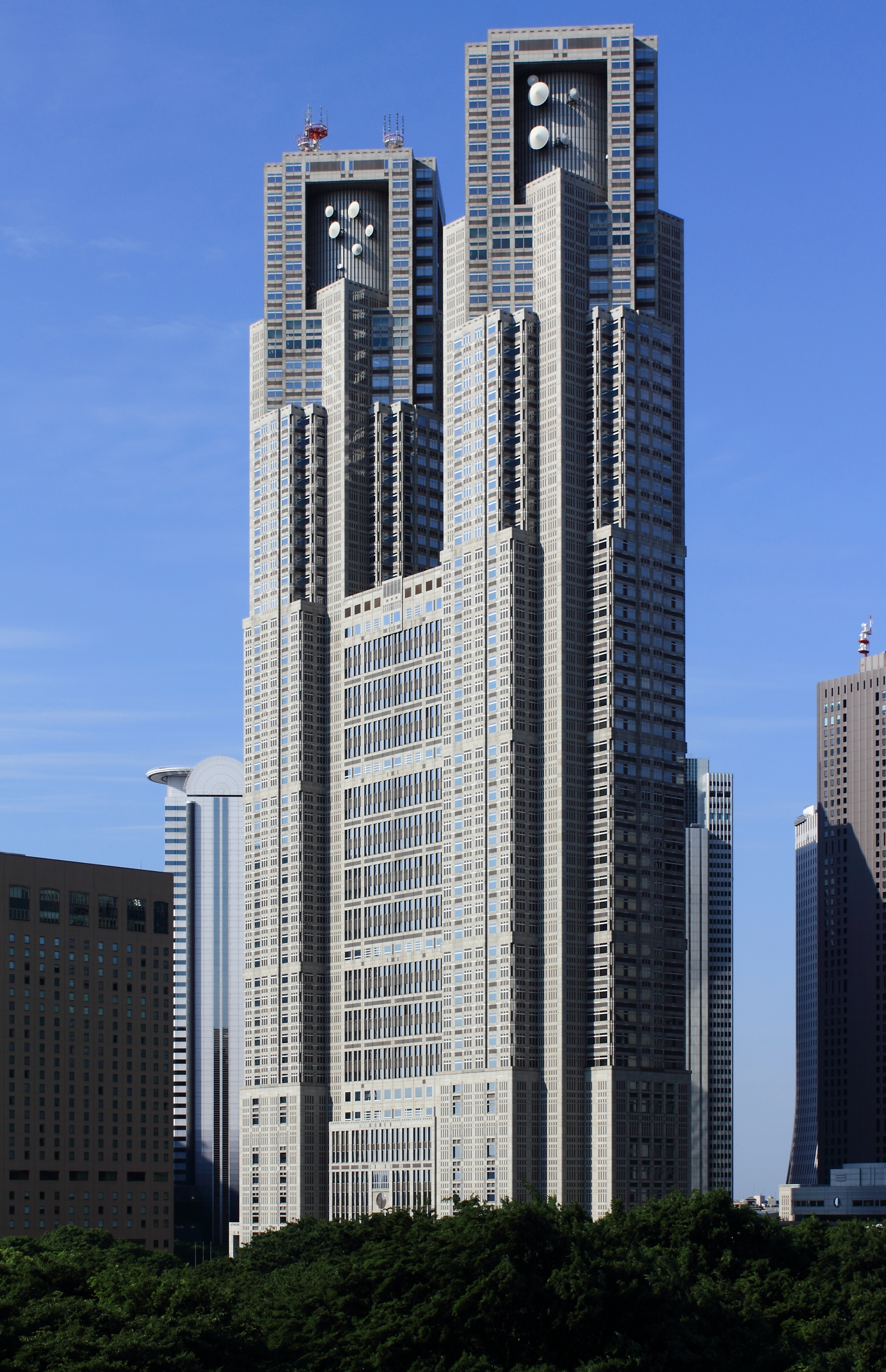 都厅建筑群全景：第一本厅舍（左）、第二本厅舍（中后）、都议会议事堂（右前）